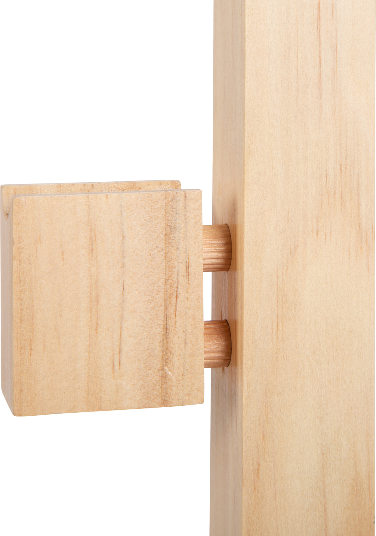 Zwei Holzdübel verbinden zwei Holzstücke in einer Nahaufnahme.