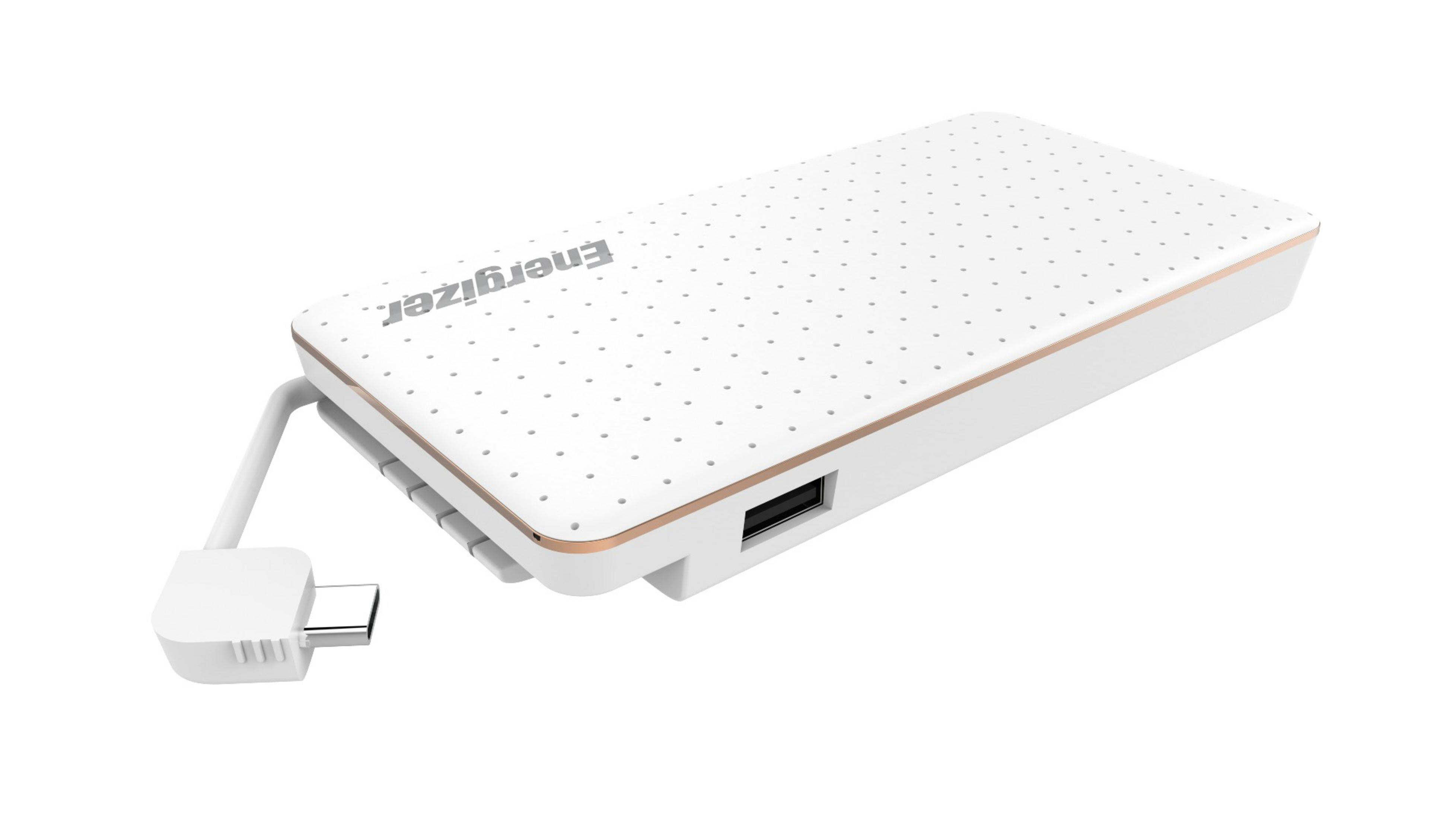 Un power bank Energizer bianco con porta di ricarica e porta USB-A.
