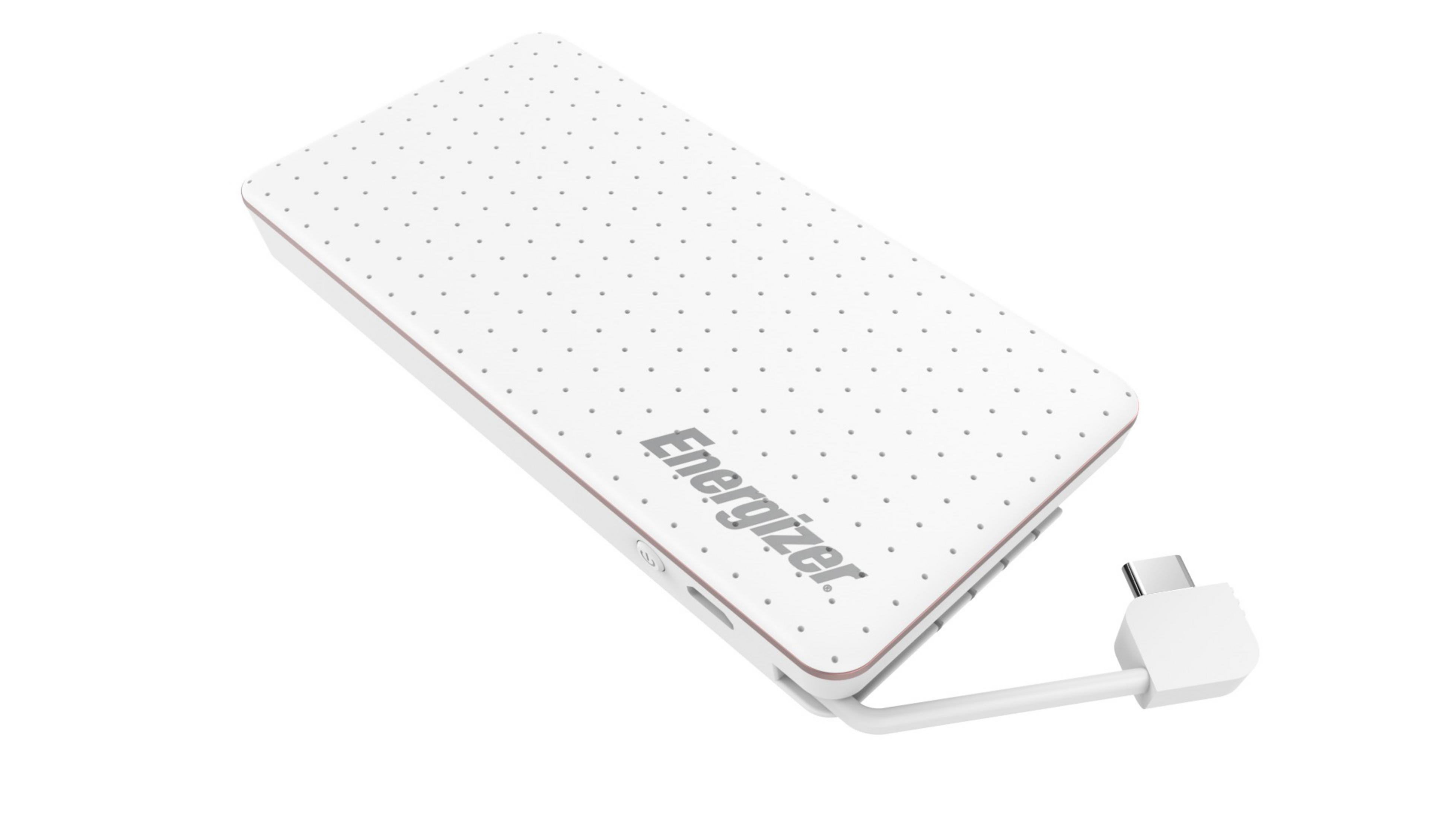 Un power bank Energizer bianco con piccoli punti e cavo USB-C collegato.