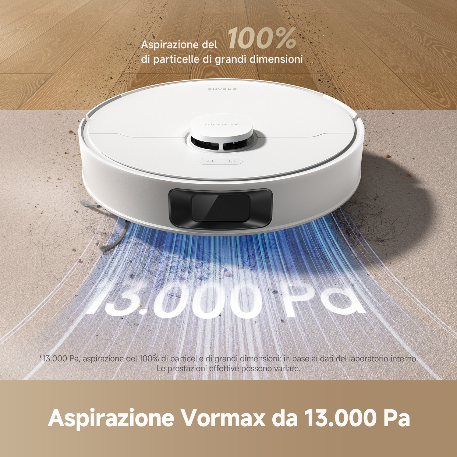 Un robot aspirapolvere bianco pulisce polvere e peli da pavimenti in legno e tappeti.
