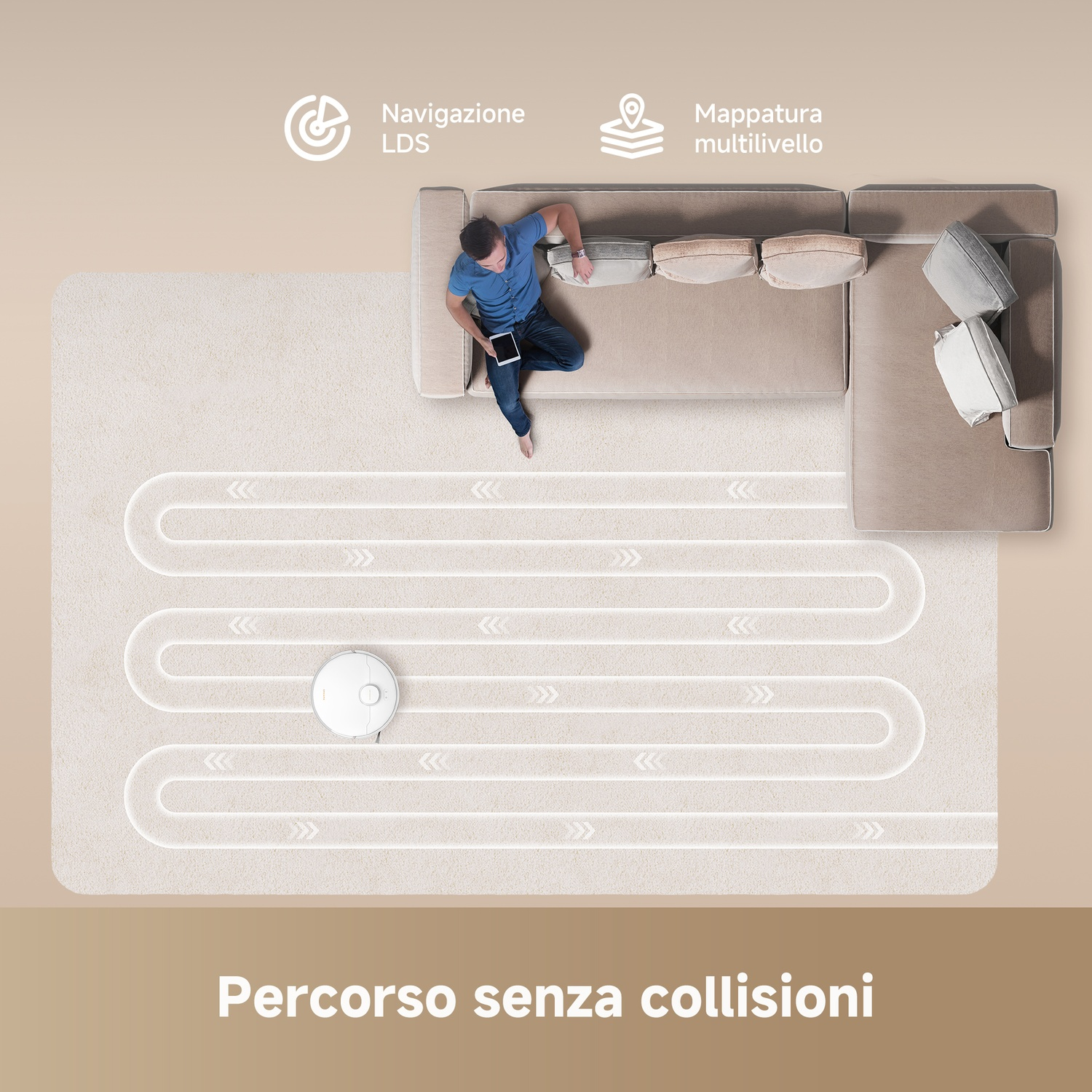Un robot aspirapolvere pulisce un tappeto mentre un uomo è seduto su un divano.