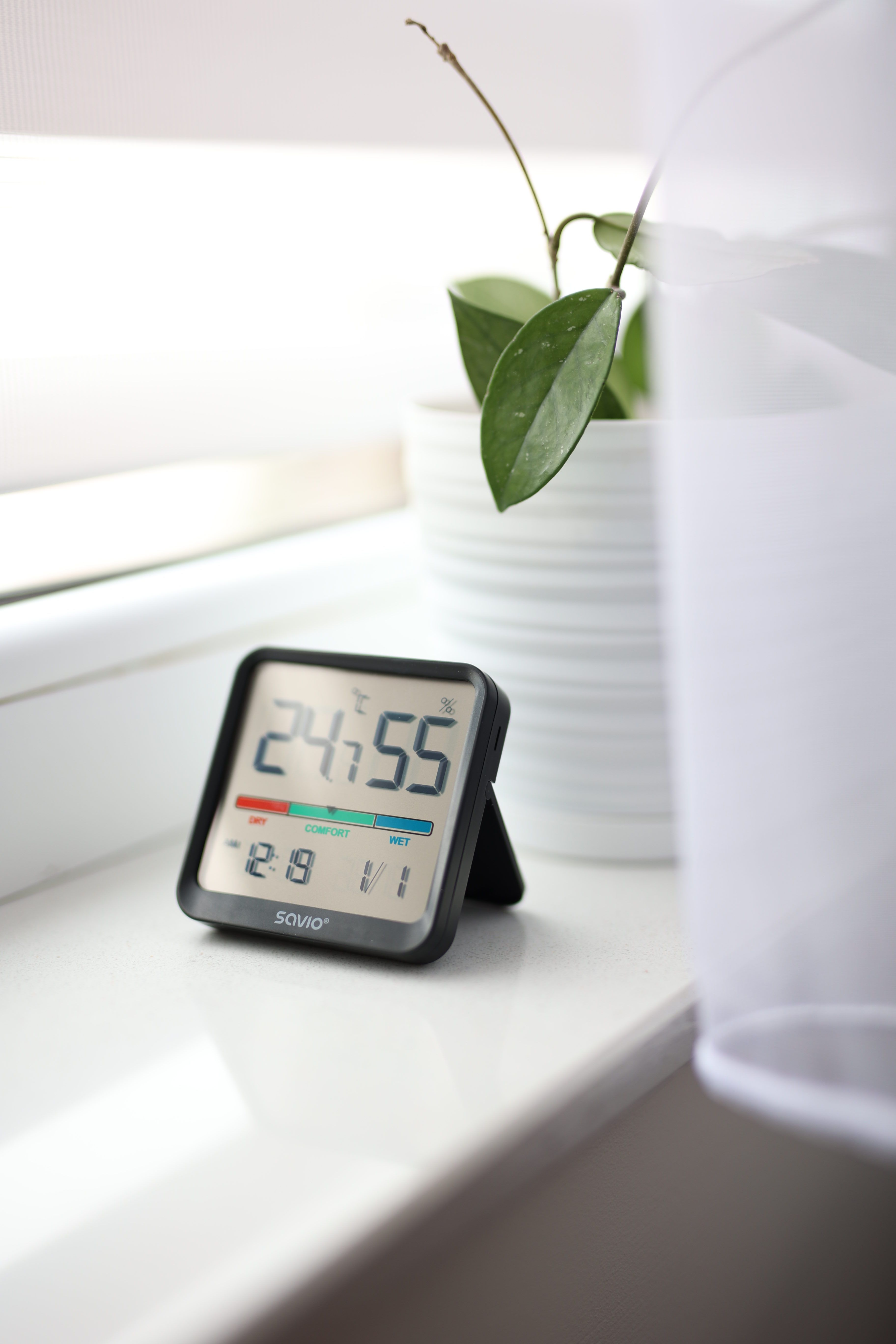 Termometr cyfrowy pokazuje 24,5°C i 55% wilgotności.