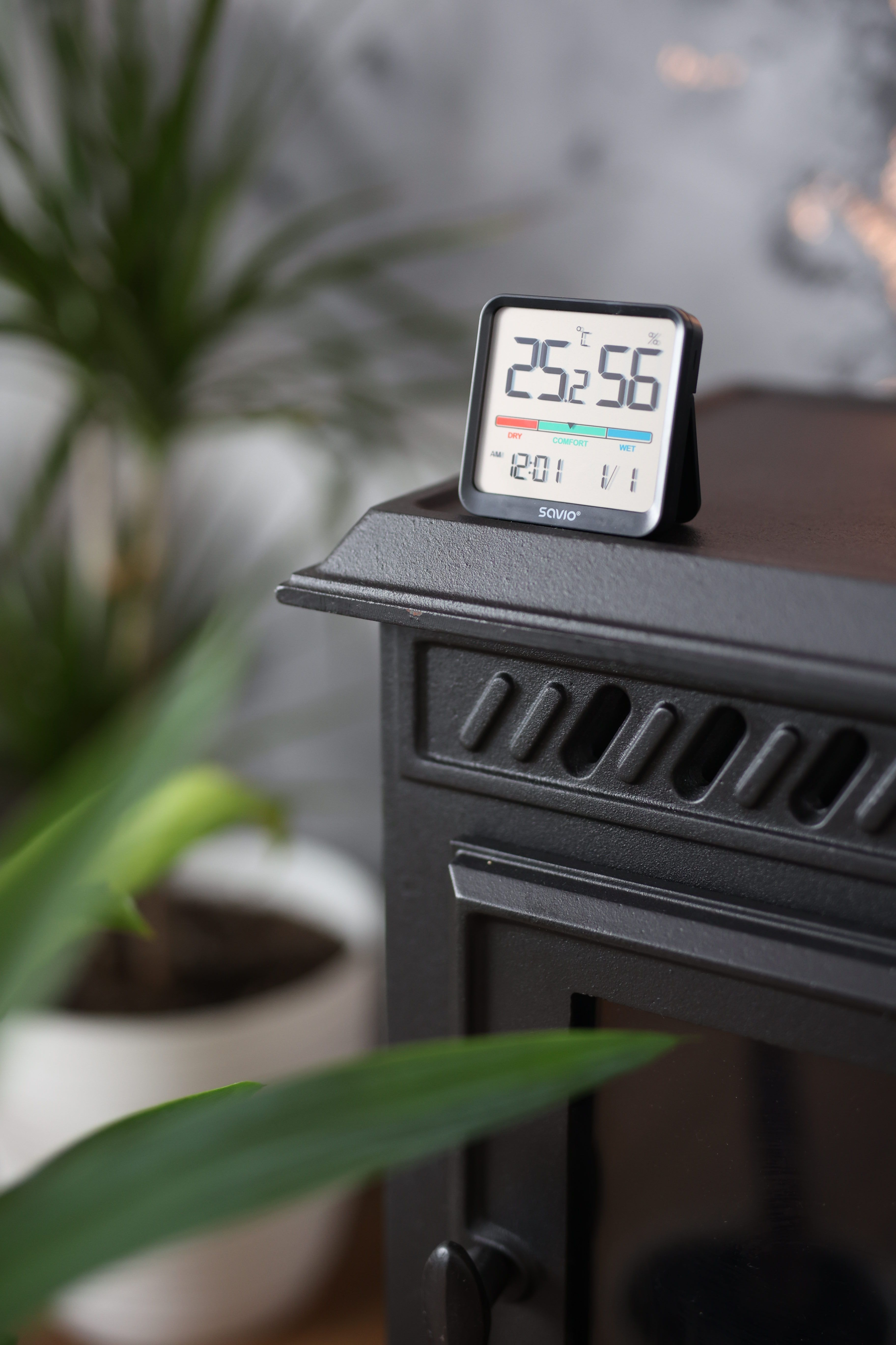 Cyfrowy termometr pokazuje 25,2 stopnia i 56% wilgotności.
