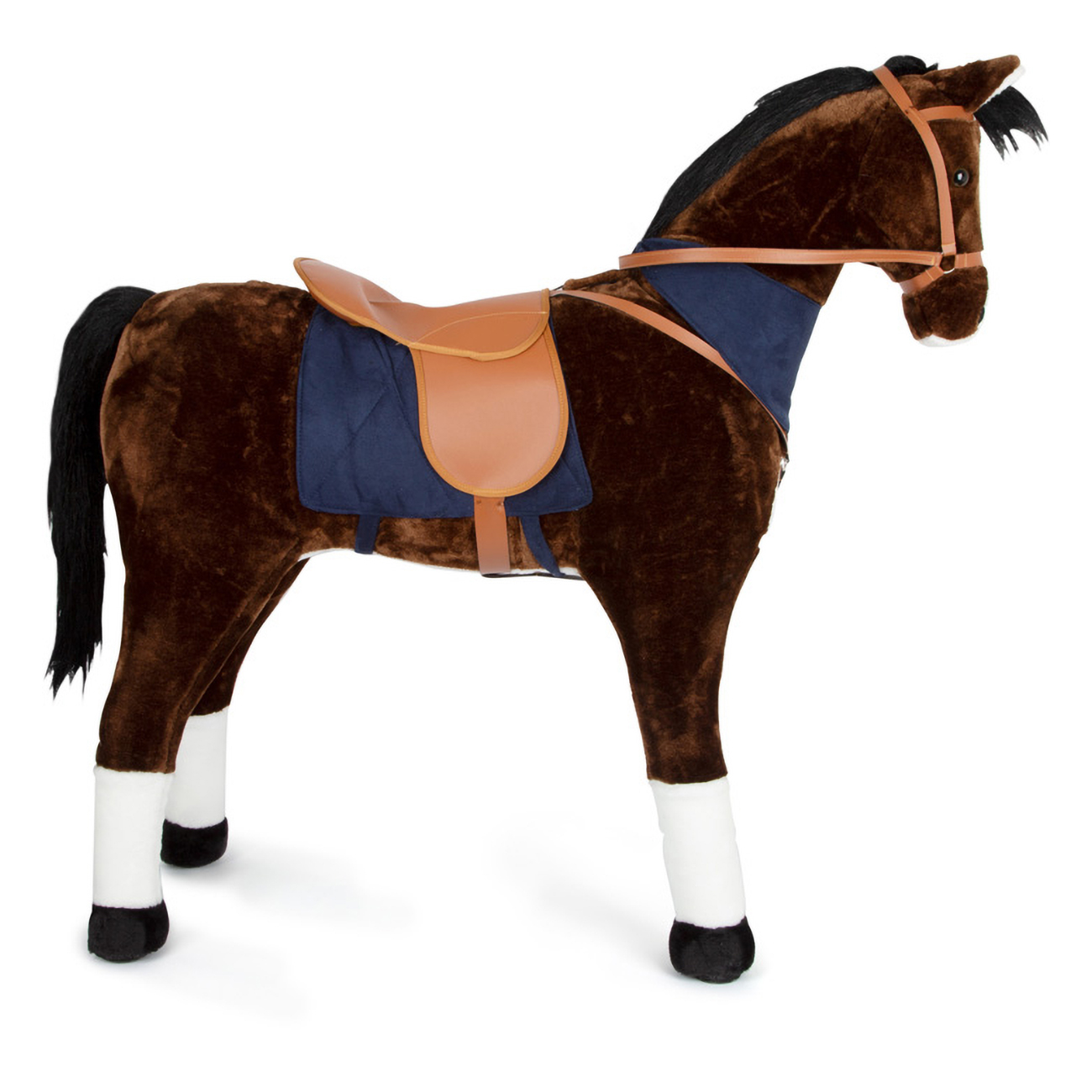 Ein braunes Plüschpferd mit Sattel, Trense und blauer Decke.