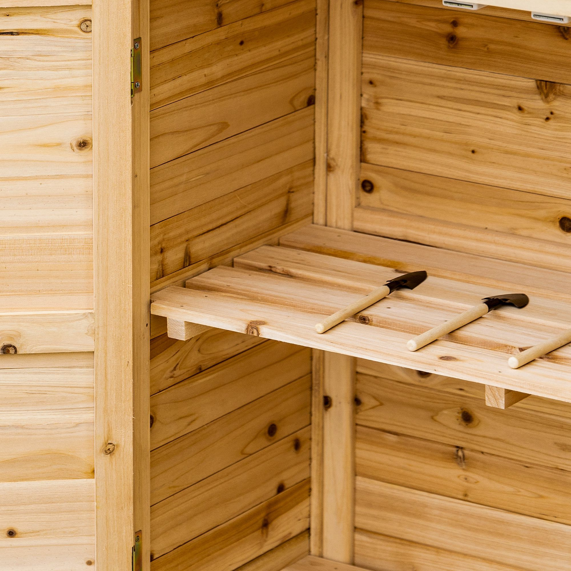Interior de cobertizo de madera con estantes y herramientas de jardinería.