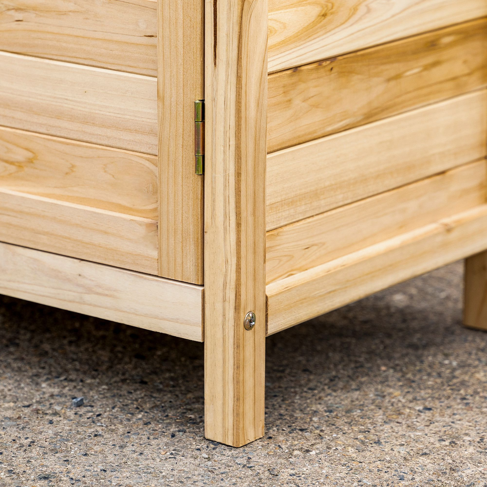 Primer plano de las patas de una caja de madera con tornillo.