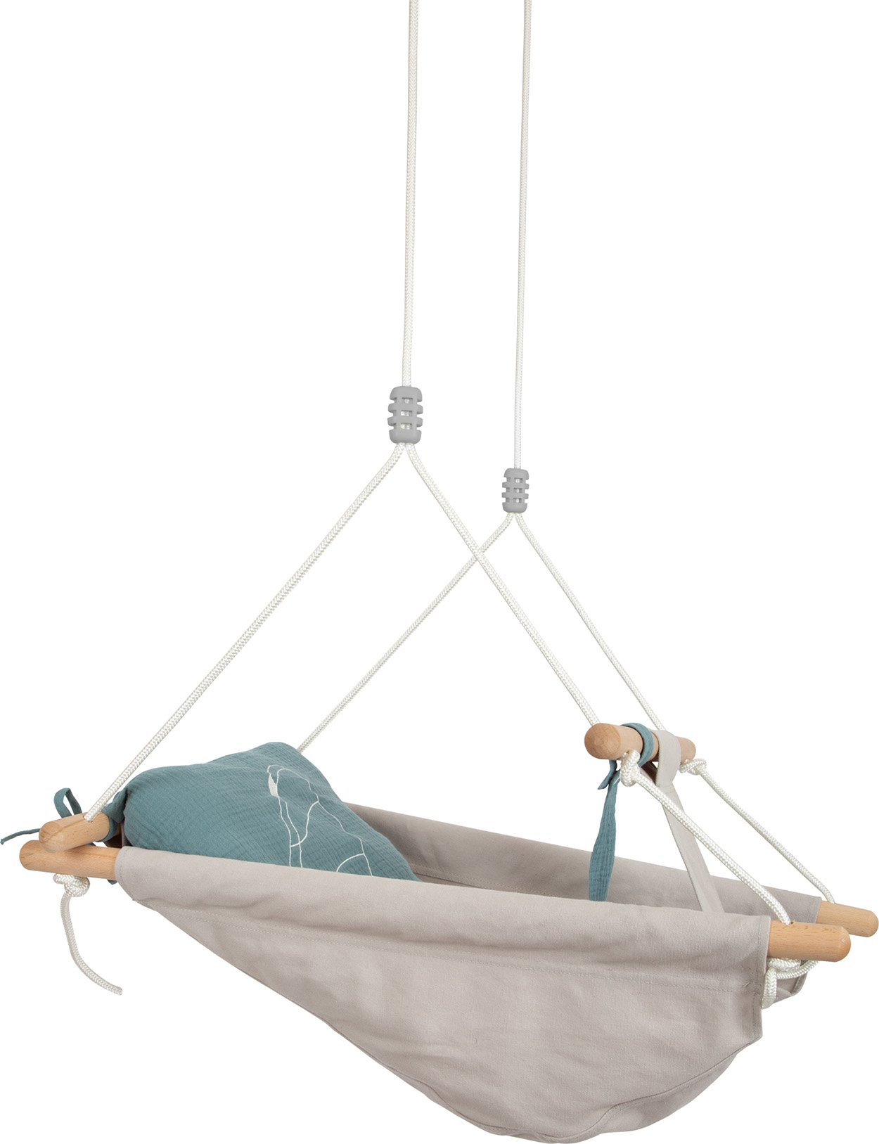 Eine Hängeschaukel für Babys aus Stoff mit einem Kissen. Sie hängt an Seilen.