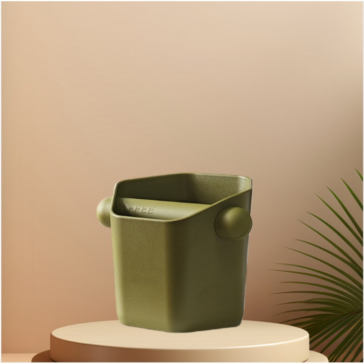 Un contenitore per fondi di caffè verde con la parola COFFEE, su un piedistallo.