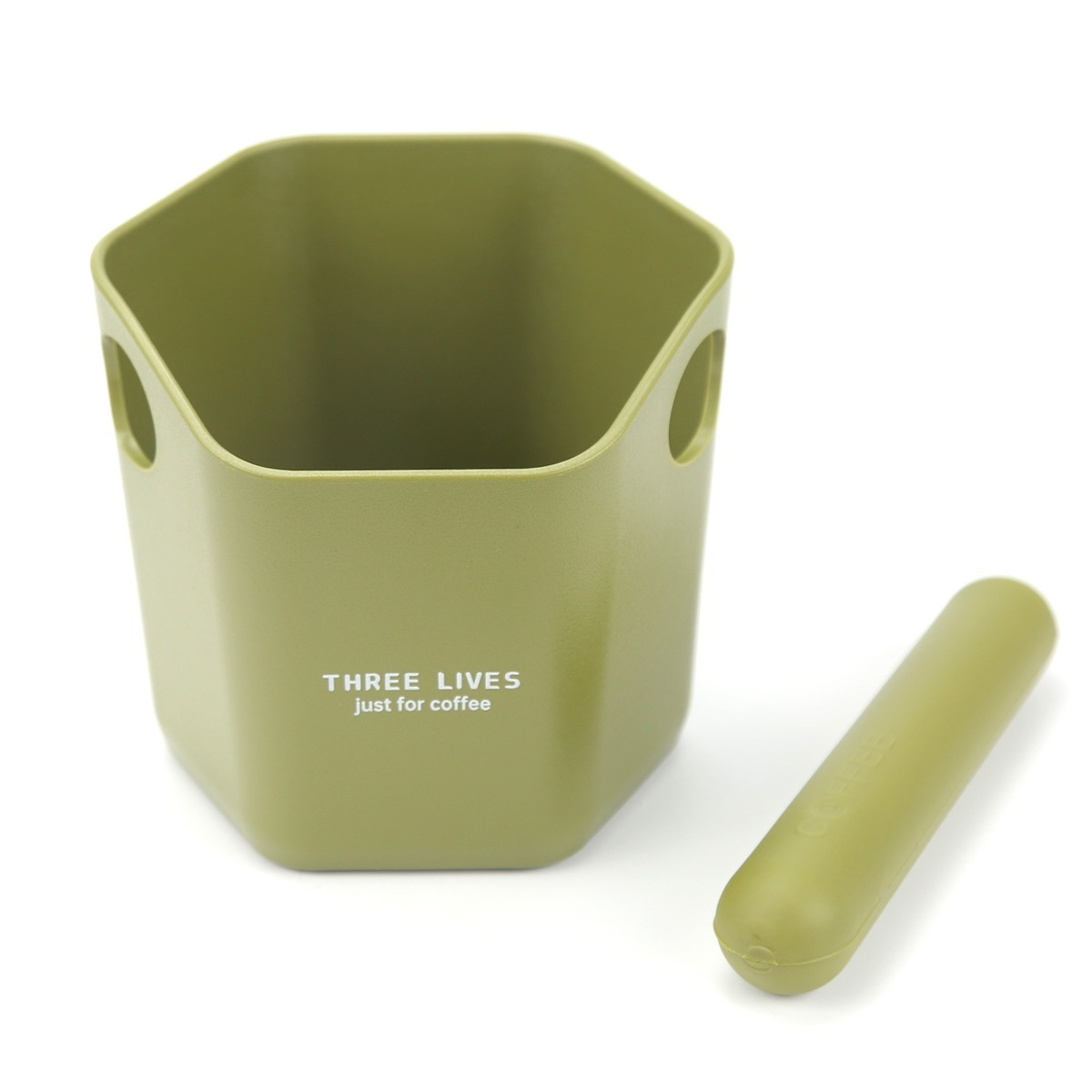 Un contenitore verde oliva e un pressino su sfondo bianco.