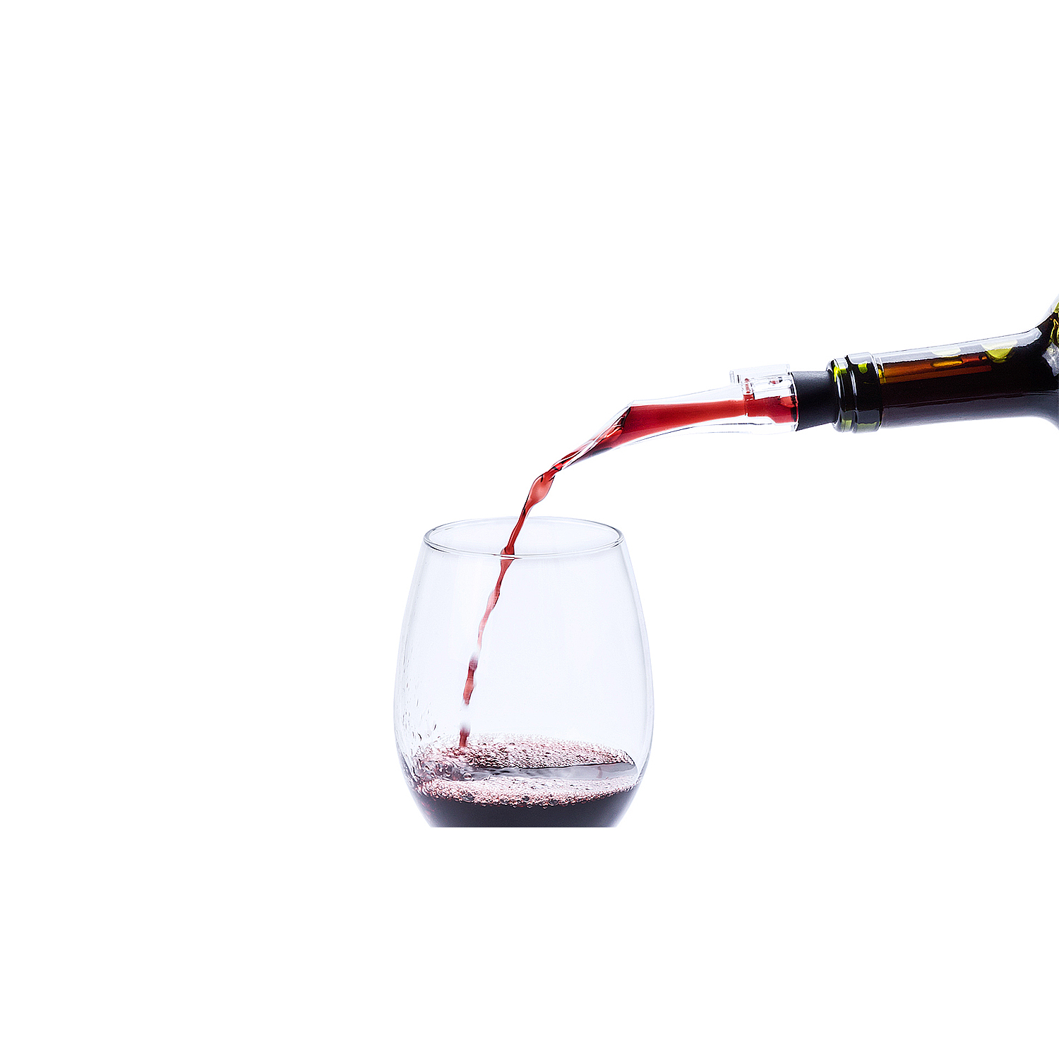 Il vino rosso viene versato da una bottiglia in un bicchiere.