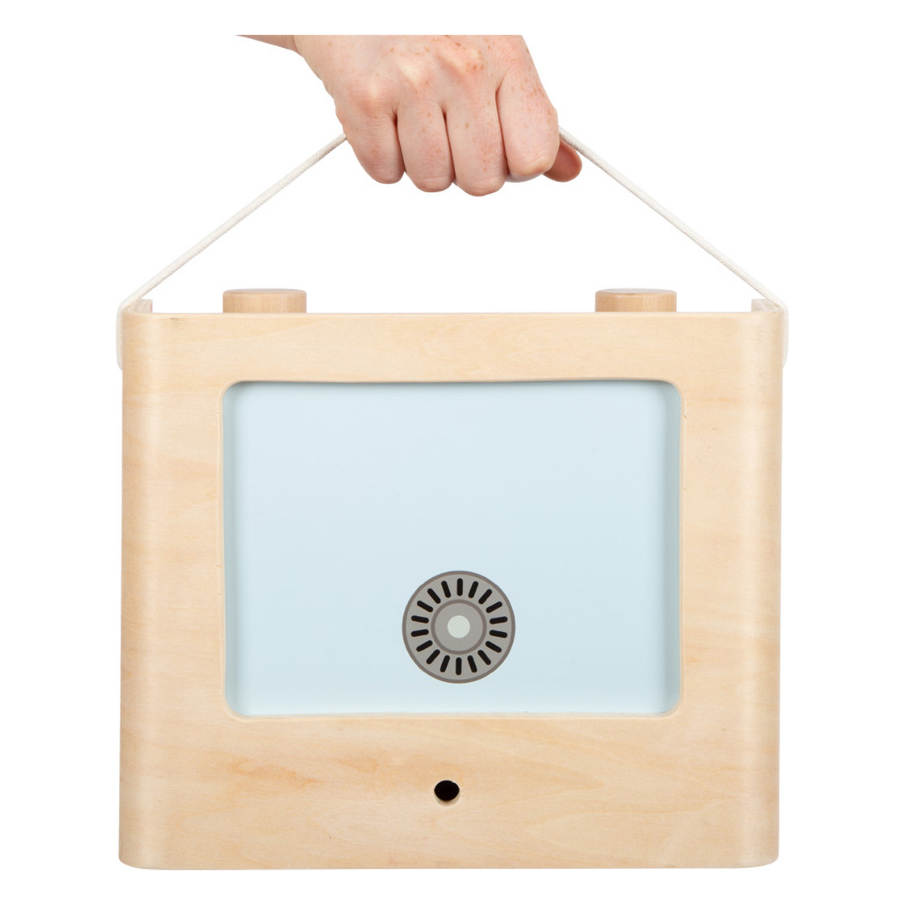 Una mano sostiene un marco de madera con pantalla azul claro y rueda gris con ranuras.