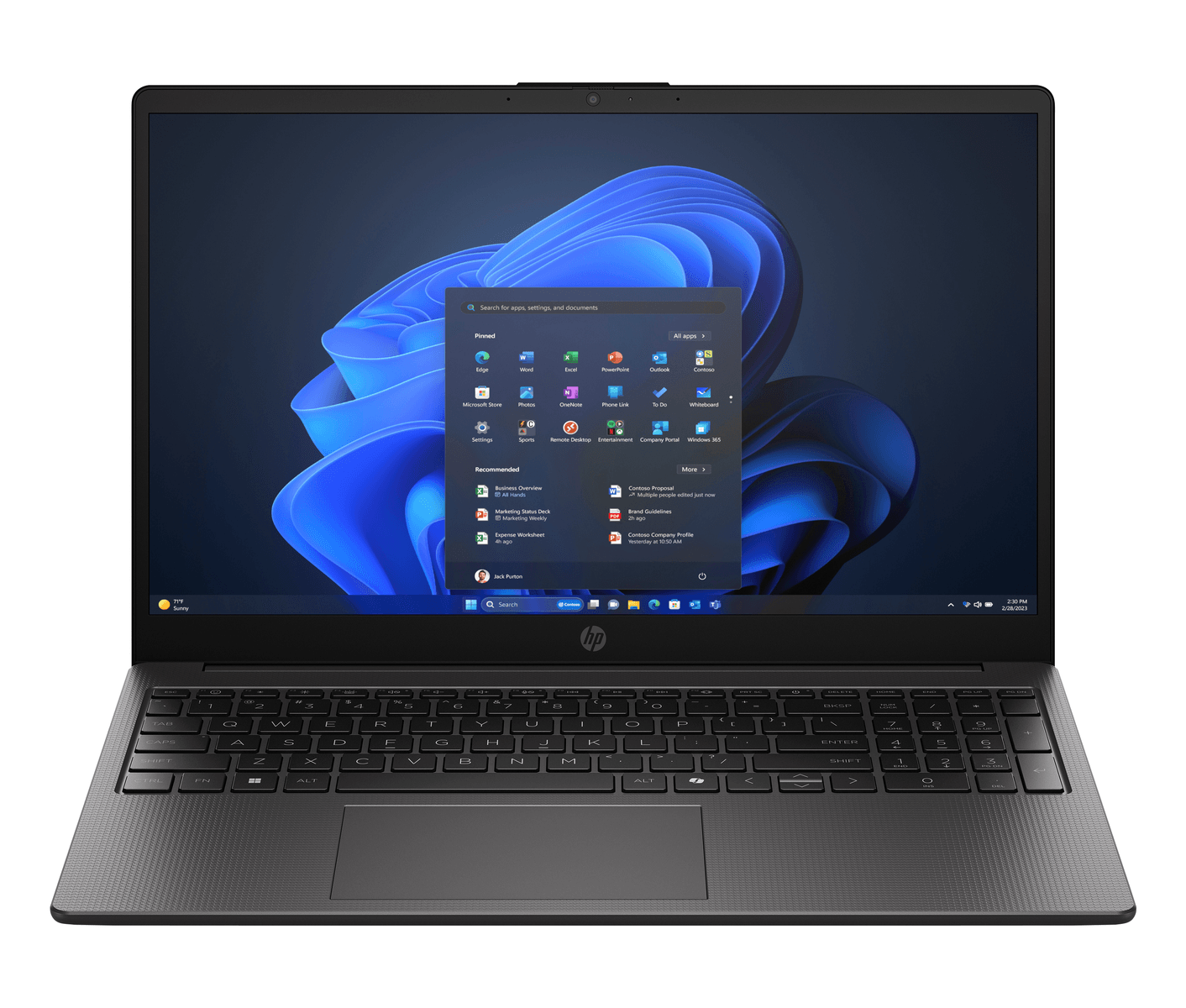 Un portátil abierto muestra el menú Inicio de Windows 11 en la pantalla.