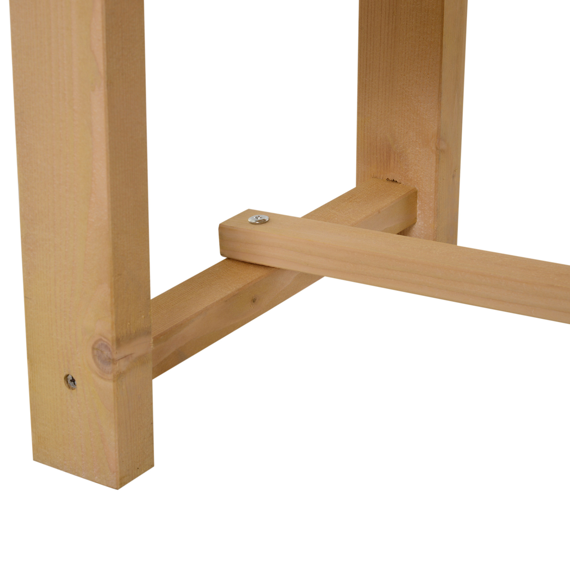 Primer plano de patas y travesaños de silla de madera, fondo blanco.