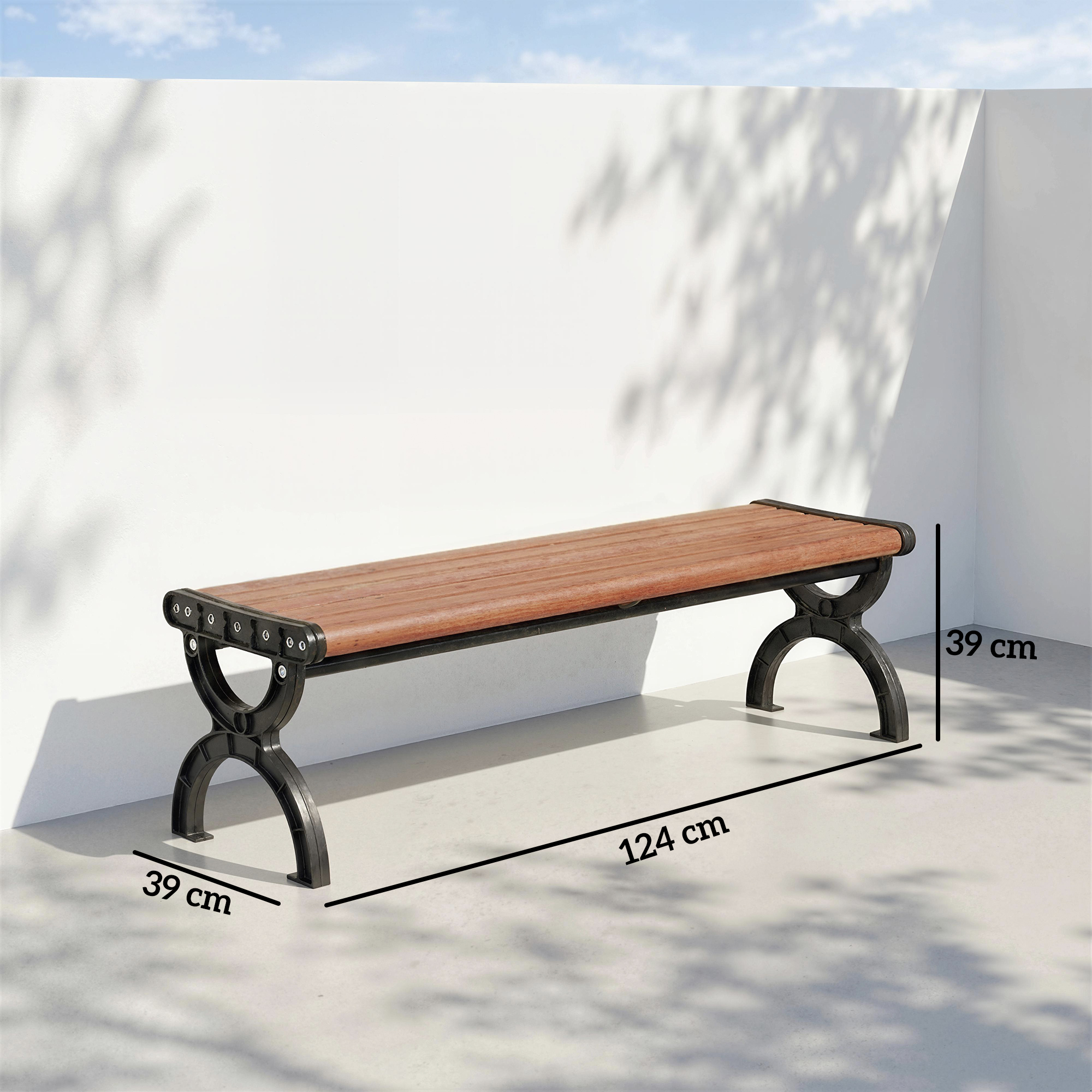 Panchina da parco in legno con gambe in metallo nero. Dimensioni: 124cm lungo, 39cm alto.