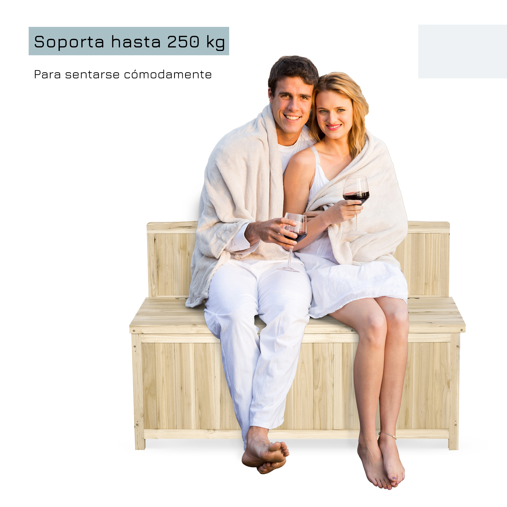 Una pareja se sienta en un banco de madera, envuelta en mantas, con copas de vino.