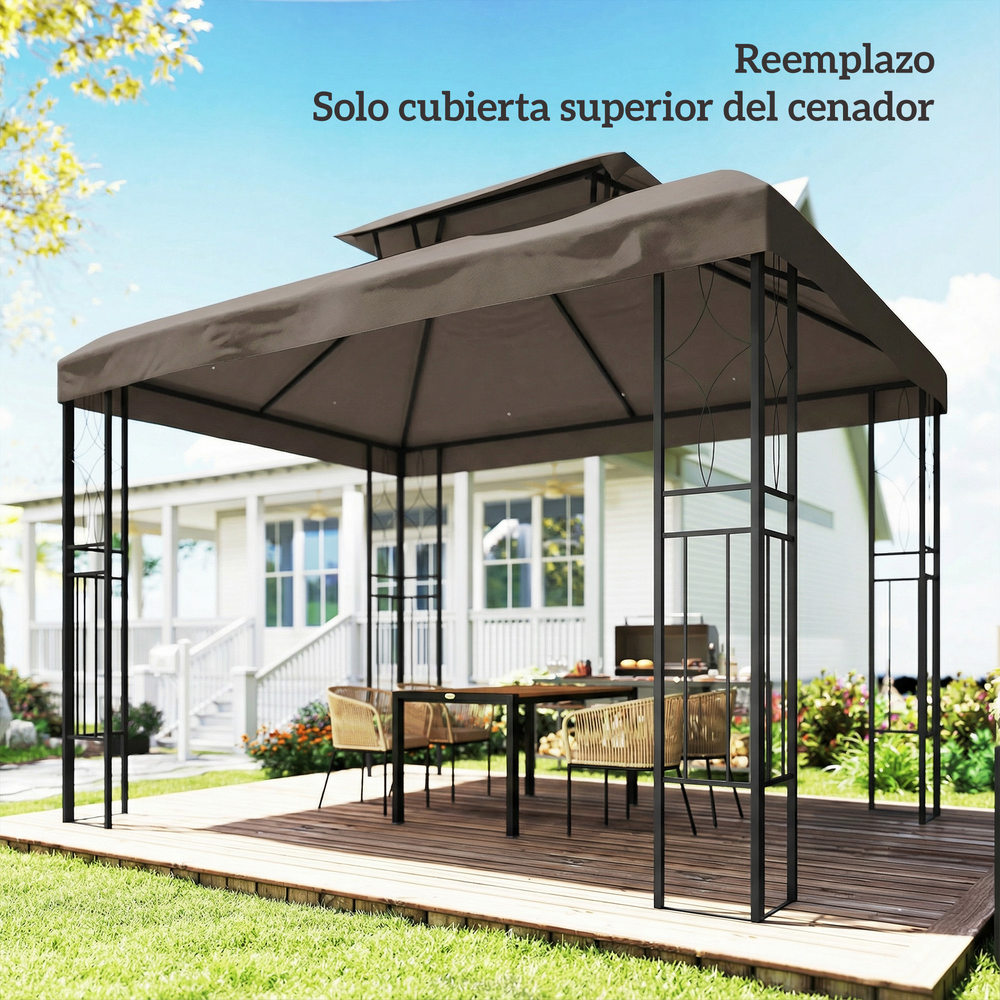 Un toldo de cenador marrón se alza sobre una mesa con sillas en una terraza de madera. Una casa al fondo.