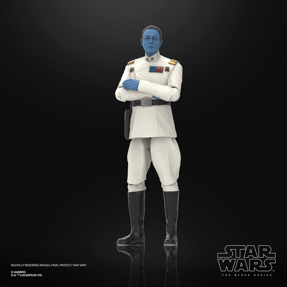 Hombre de piel azul con uniforme blanco, brazos cruzados, fondo negro.