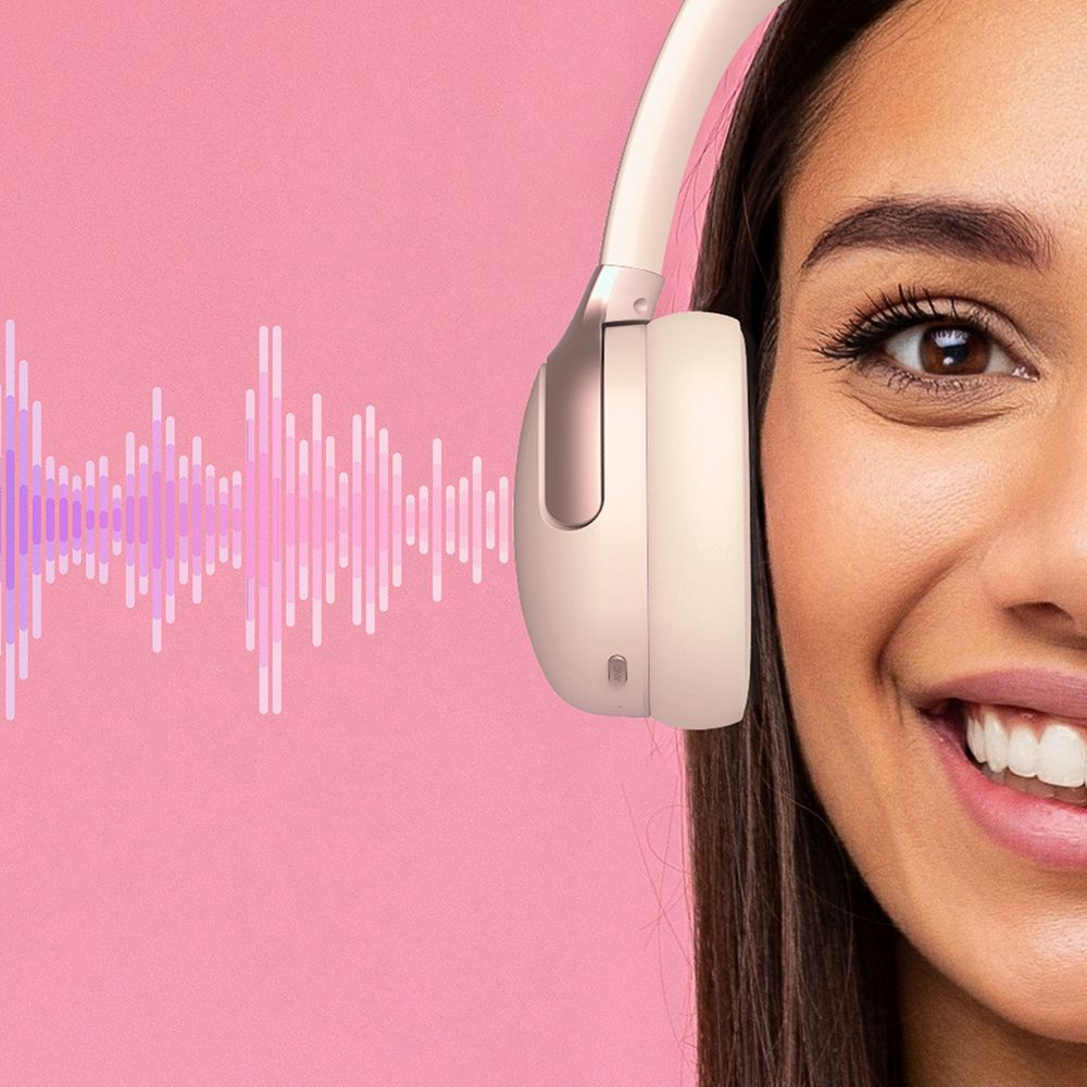 Kobieta w słuchawkach z fioletowymi falami dźwiękowymi na różowym tle.