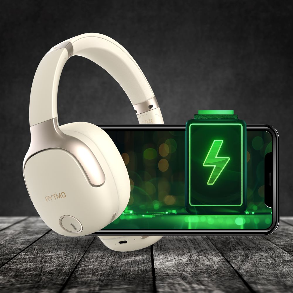 Kremowe słuchawki ze wskaźnikiem ładowania na smartfonie.