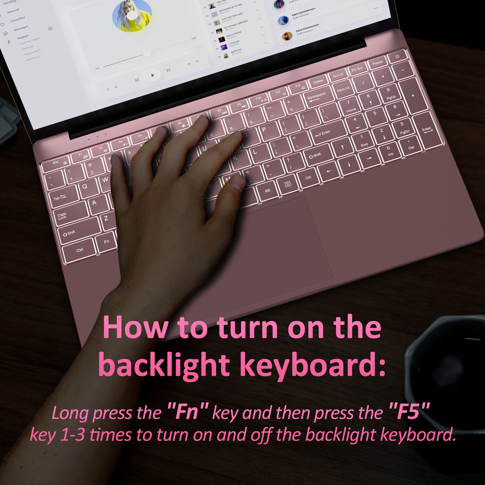 Ein roségoldener Laptop mit einer Hand auf der beleuchteten Tastatur. Text erklärt, wie man die Hintergrundbeleuchtung einschaltet.