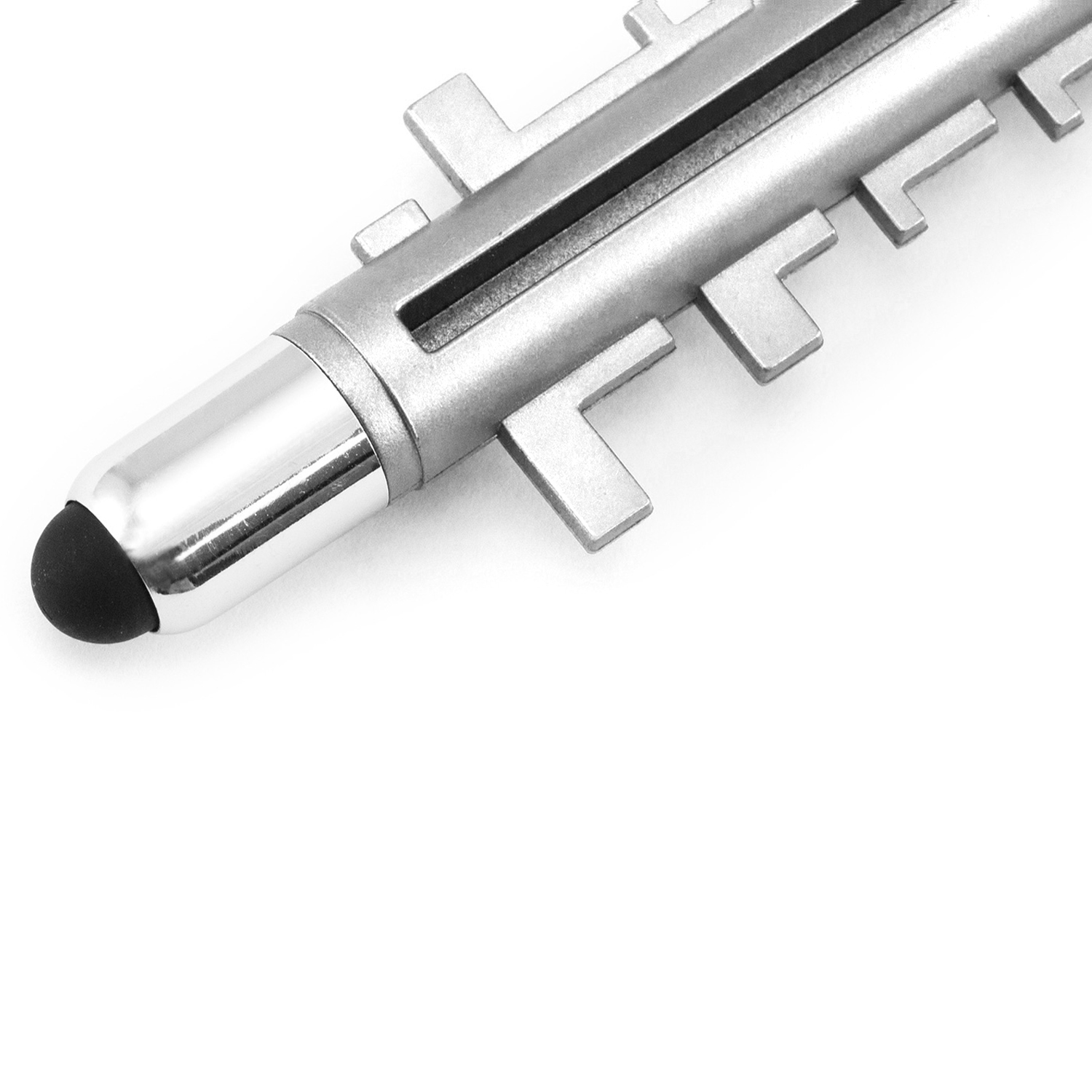 Primo piano di una penna argentata con punta nera ed elementi geometrici.