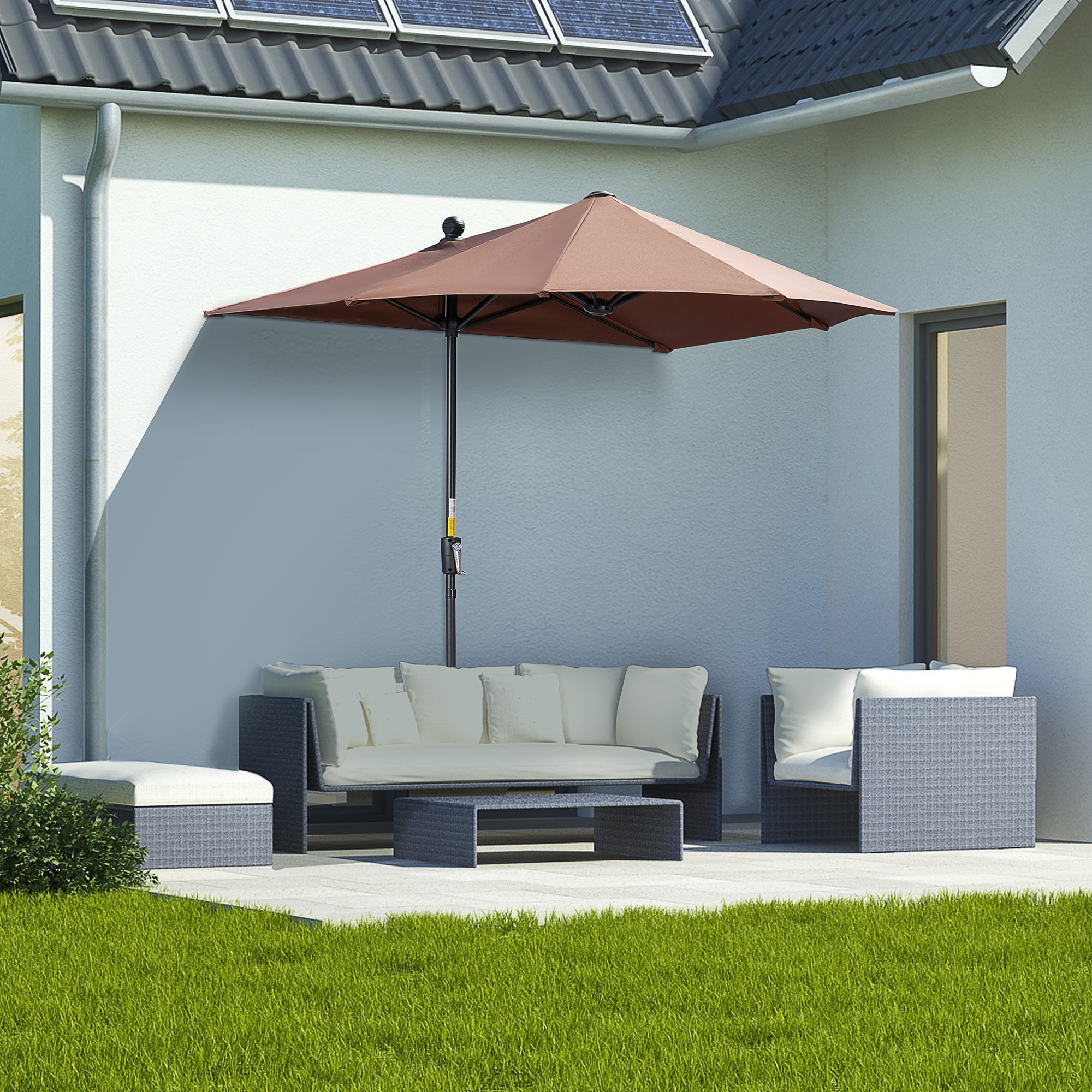 Salotto da esterno con ombrellone marrone, divano, tavolo e poltrona su piastrelle.