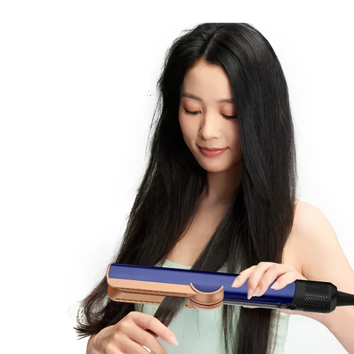 Una mujer de pelo largo y negro se alisa el pelo con una plancha azul y dorada.