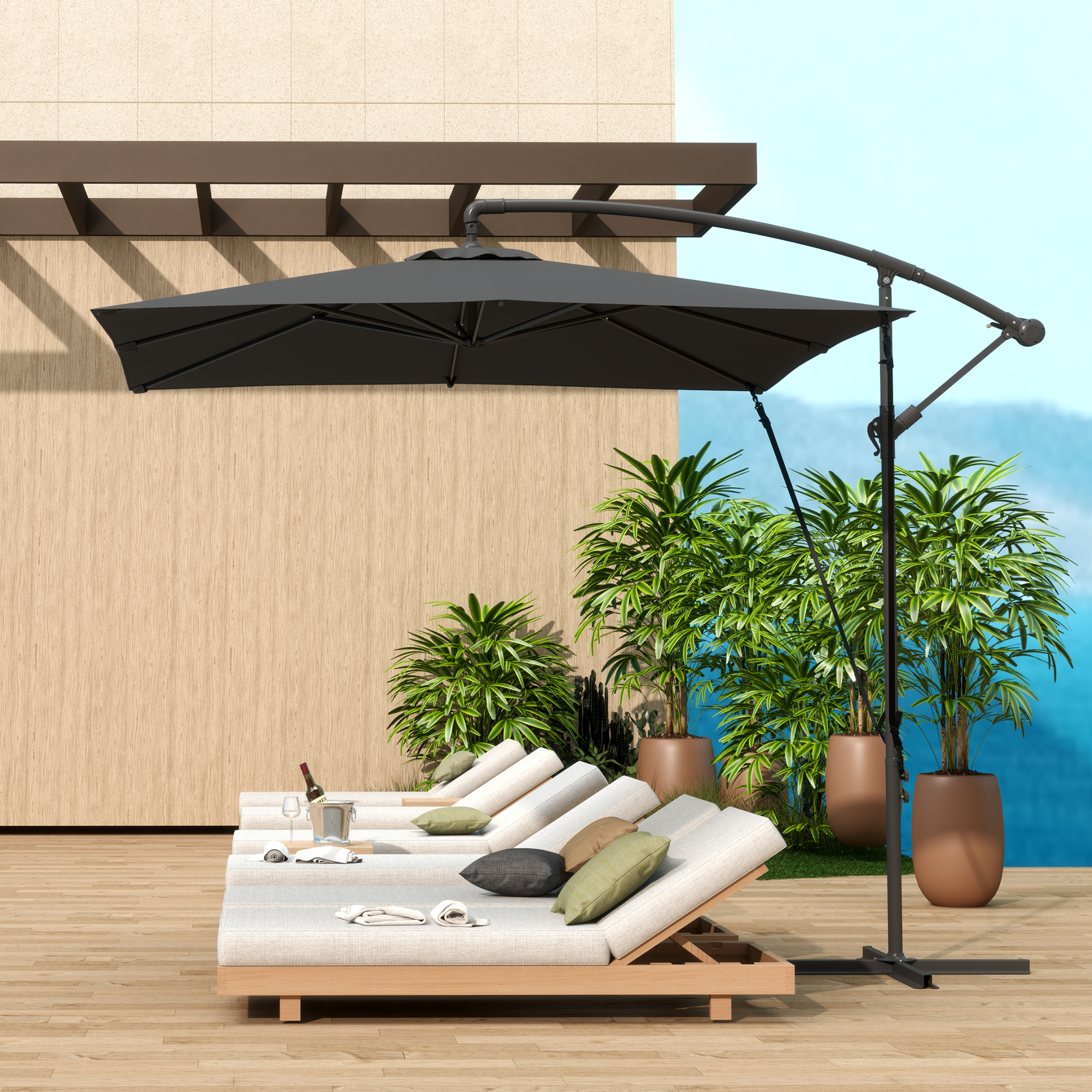 Diverse sedie a sdraio su una terrazza in legno con grande ombrellone, piante e piscina sullo sfondo.