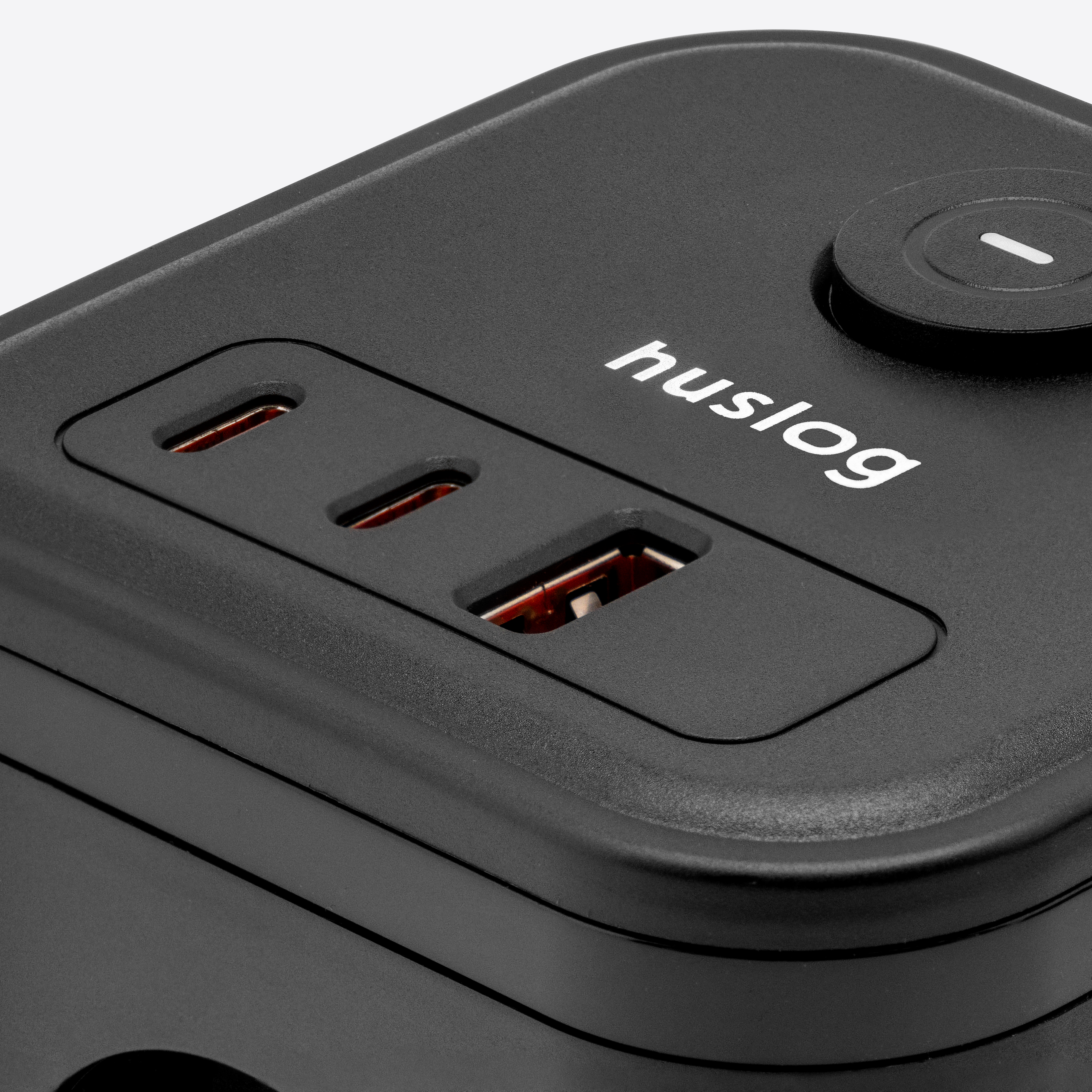 Czarna ładowarka z dwoma portami USB i logo "huslog".