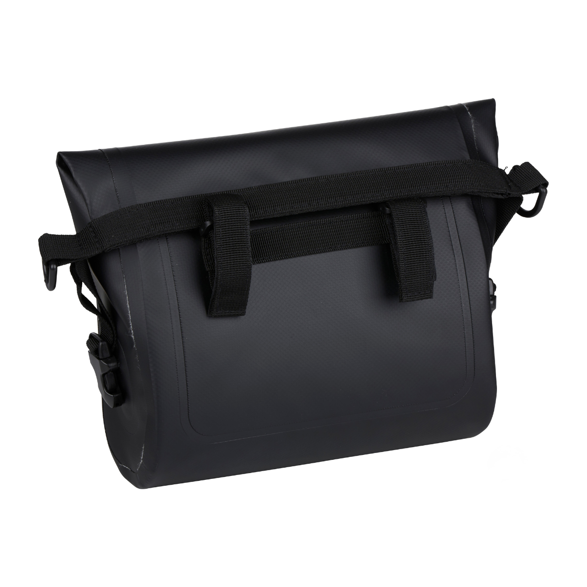 Un sac noir étanche à fermeture enroulable, avec sangles et boucles noires, sur fond blanc.