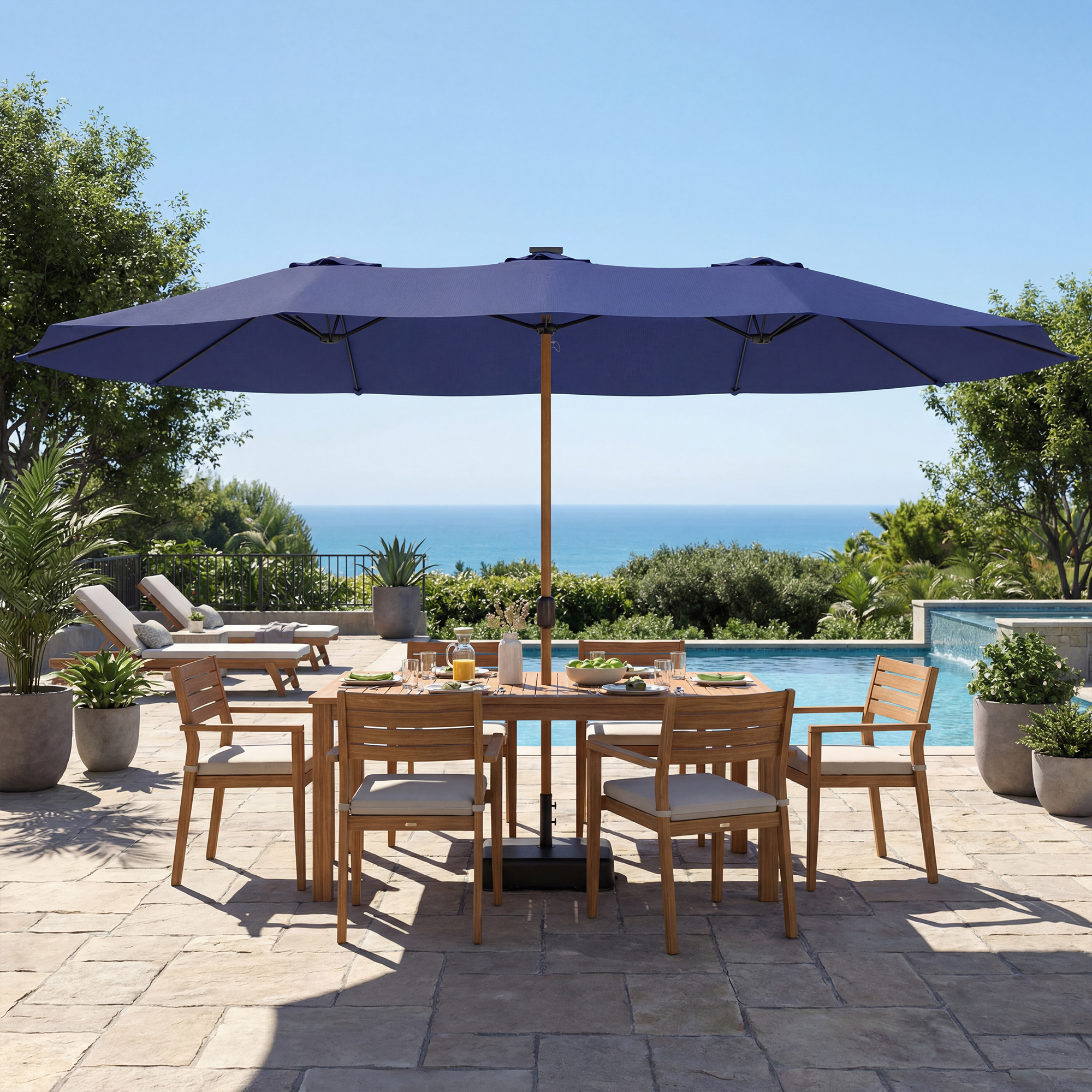 Tavolo da pranzo con sedie sotto un grande ombrellone vicino a una piscina vista mare.