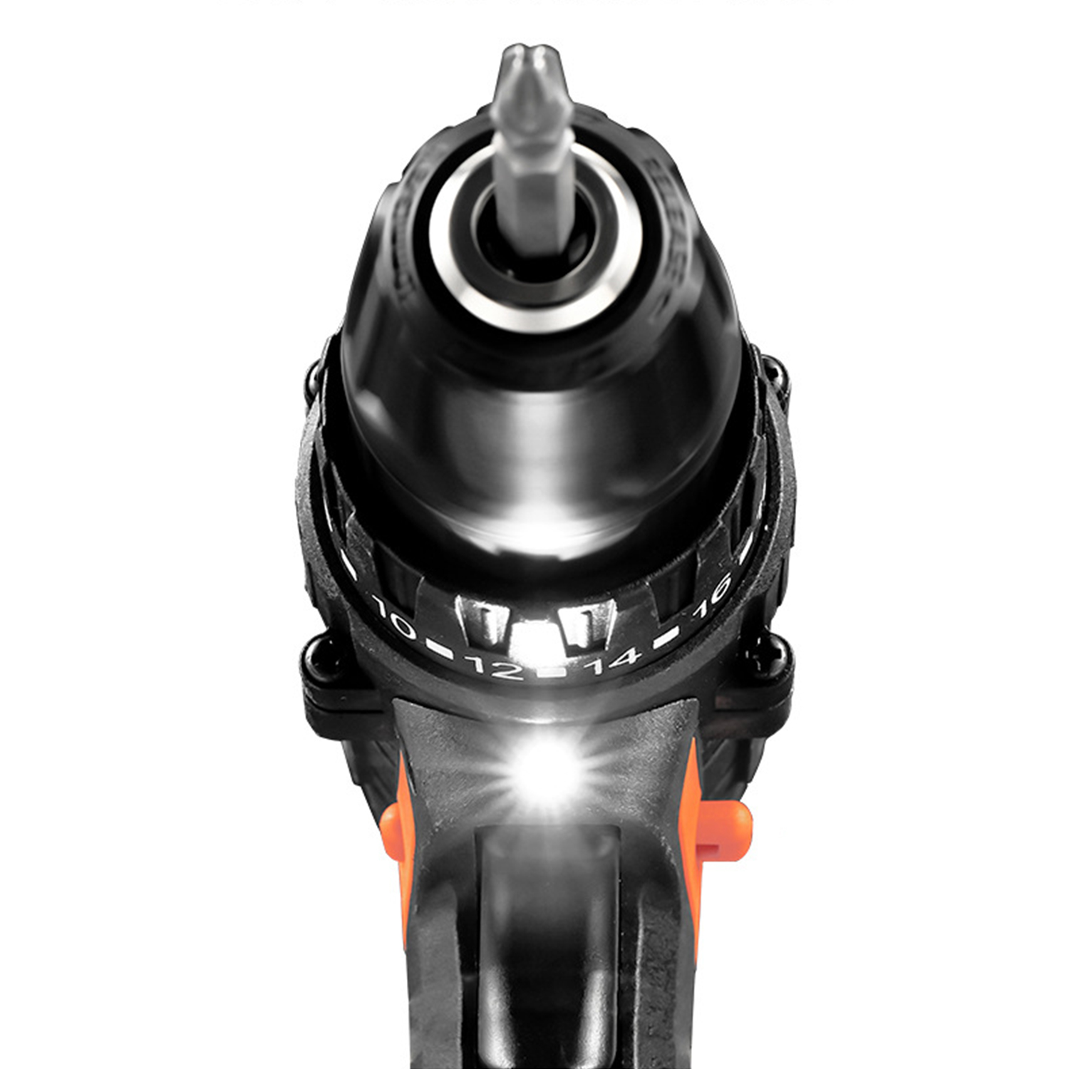 Primer plano de un taladro negro con detalles naranjas y luz LED iluminada.