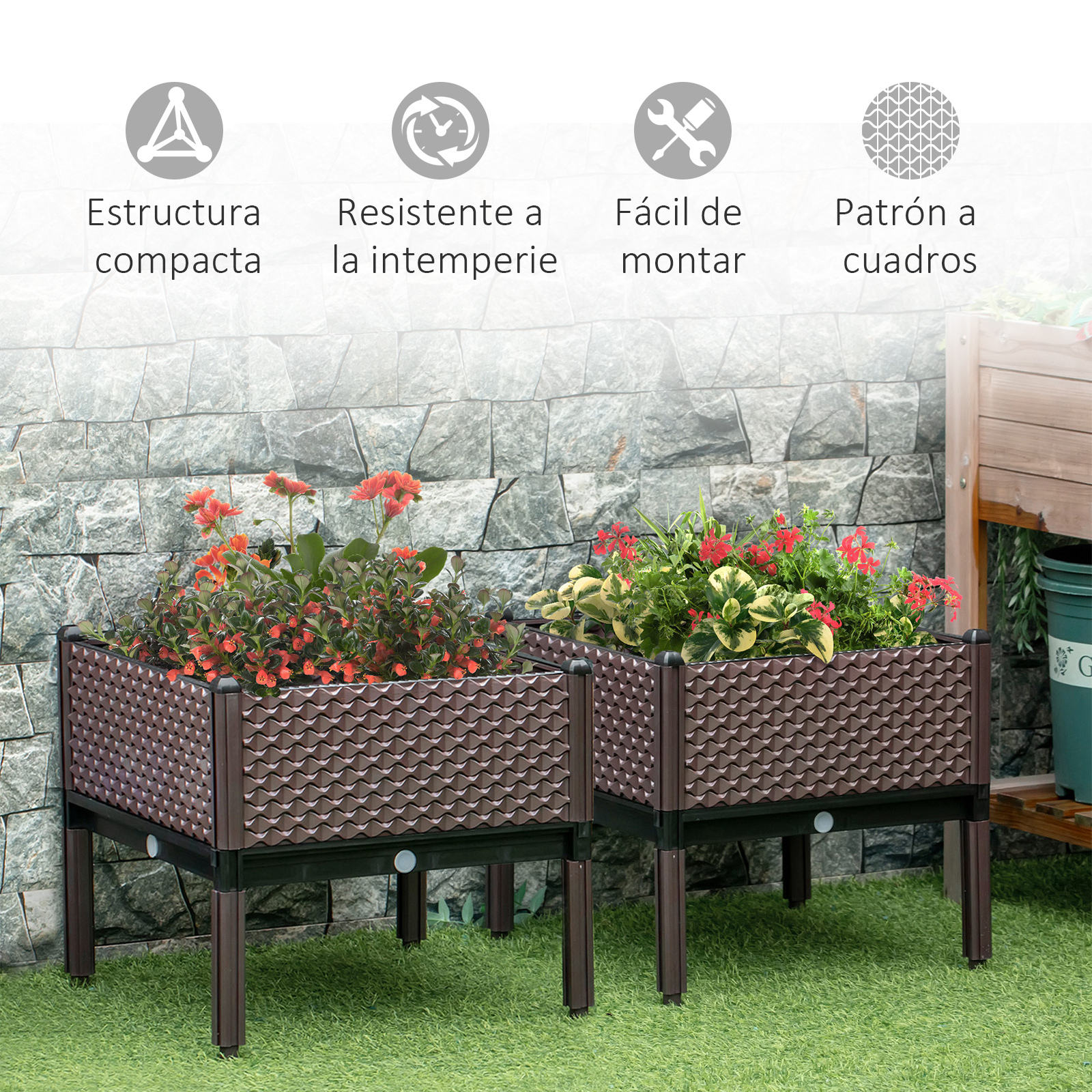 Dos jardineras marrones con plantas sobre césped artificial frente a un muro de piedra.