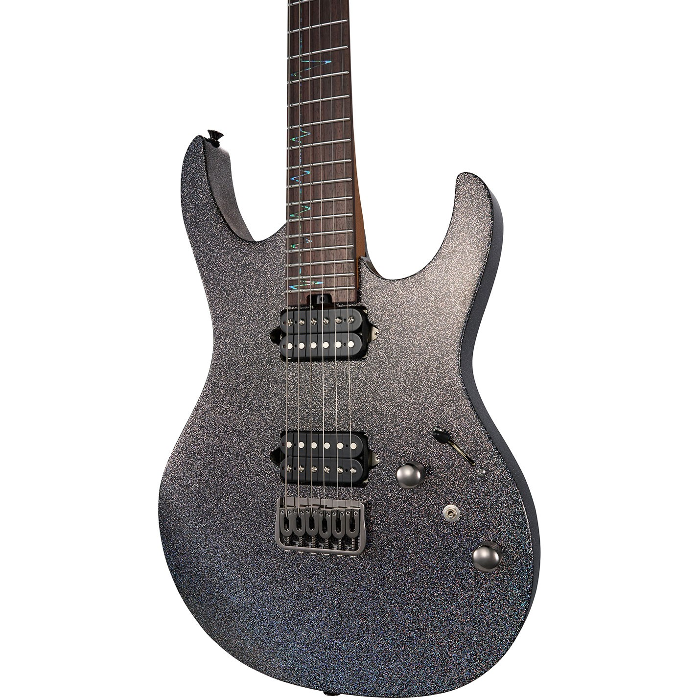 Gümüş tellerli ve siyah manyetikli, parlak siyah bir elektro gitar.