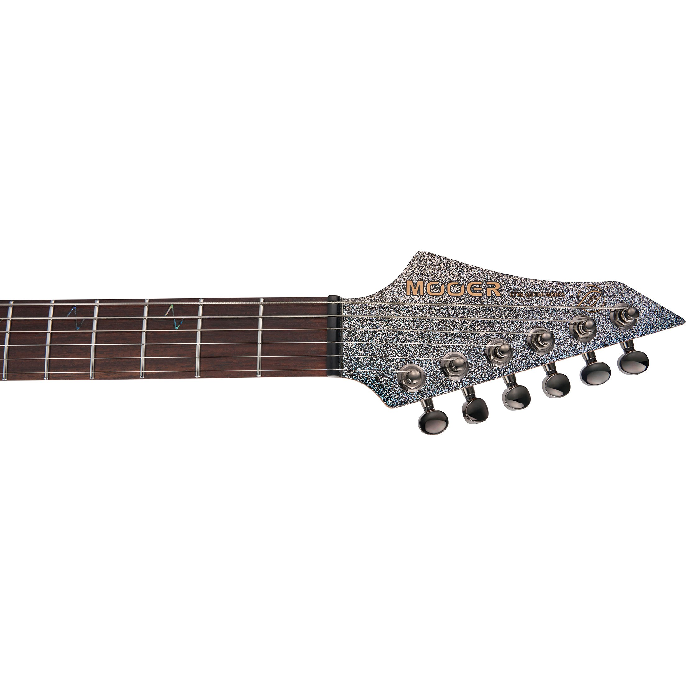 Altı akort burgusu ve MOOER logosu bulunan parlak gitar başlığı.