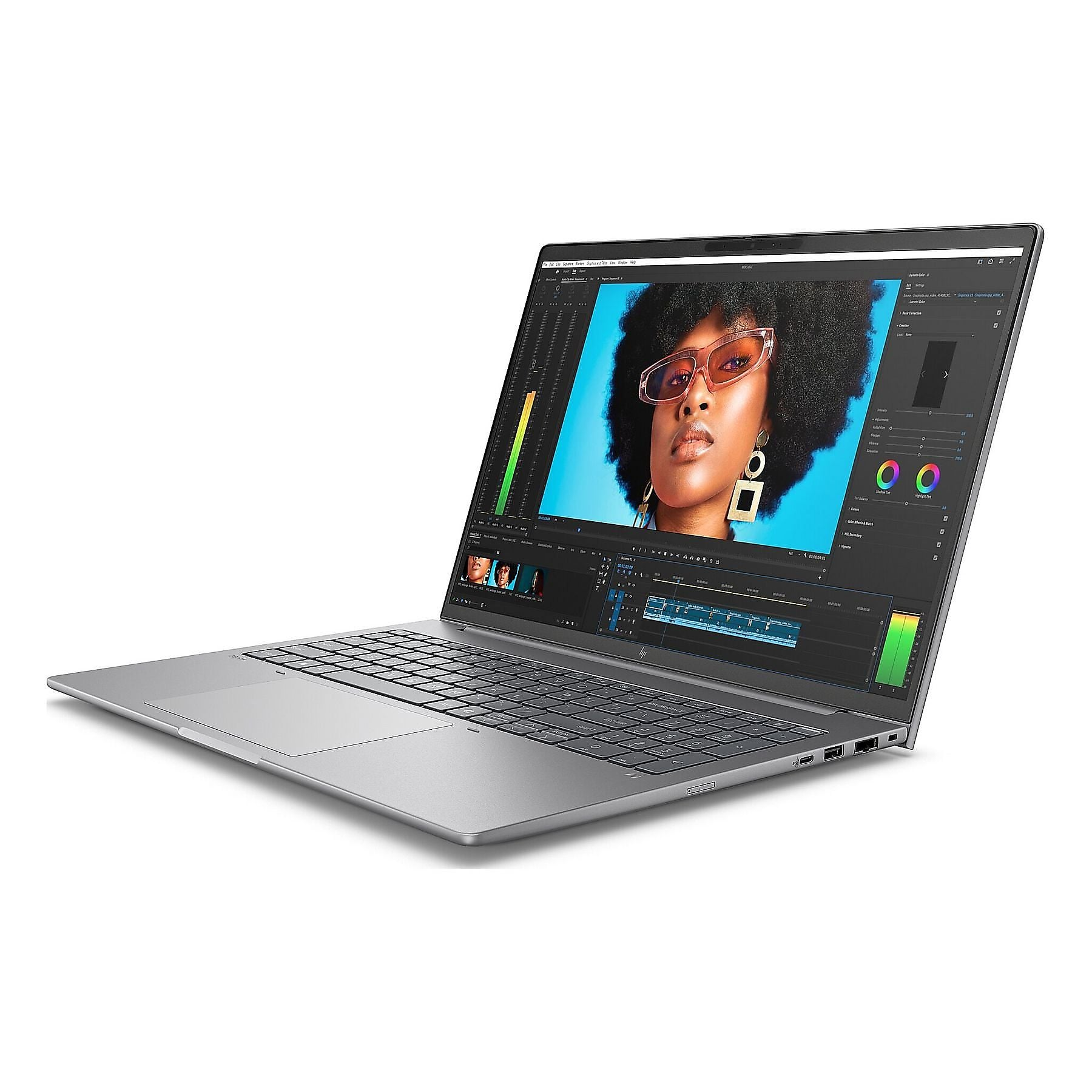 Un laptop argento con schermo aperto, che mostra il ritratto di una donna.