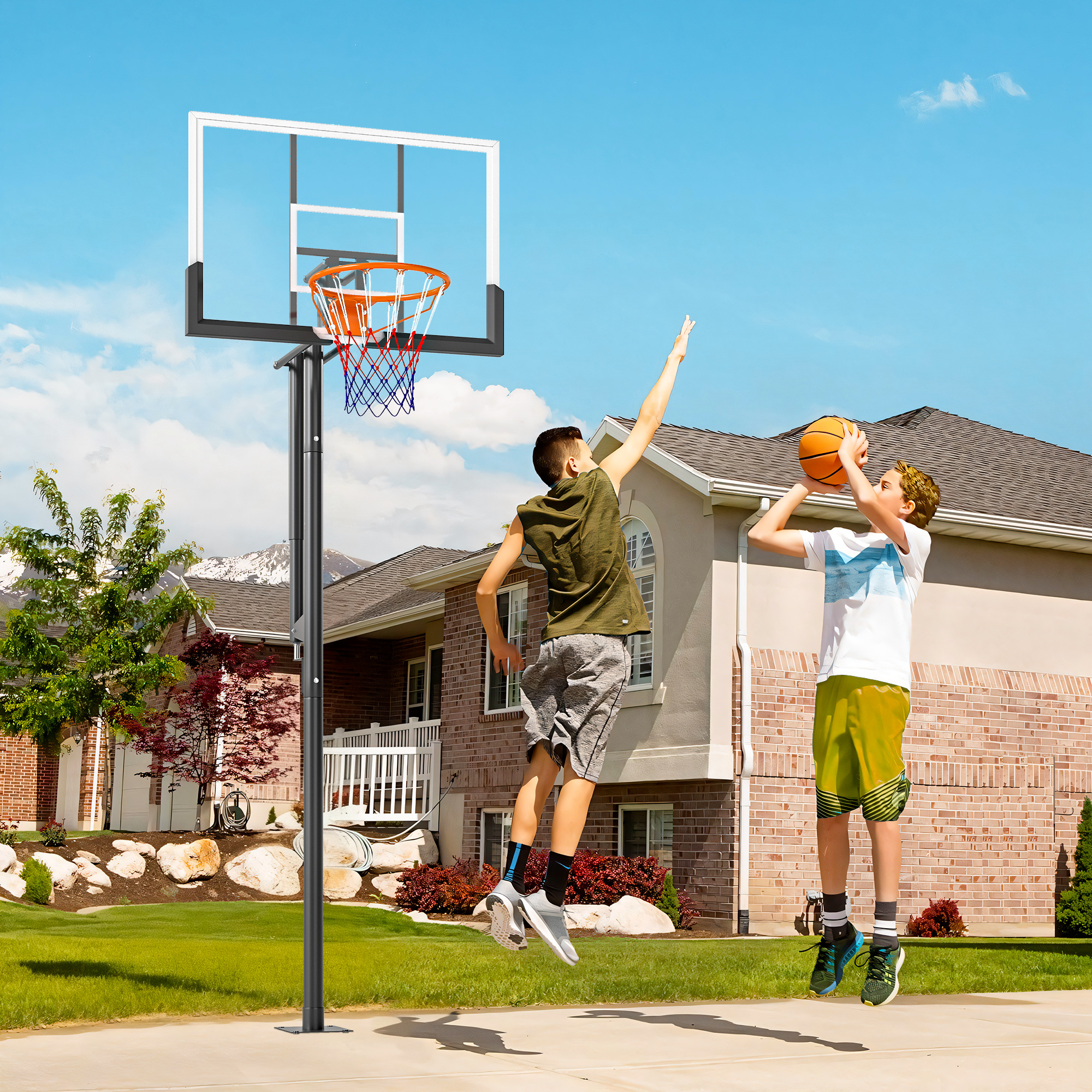 Dos chicos juegan al baloncesto frente a una casa; uno salta hacia el aro, el otro lanza.