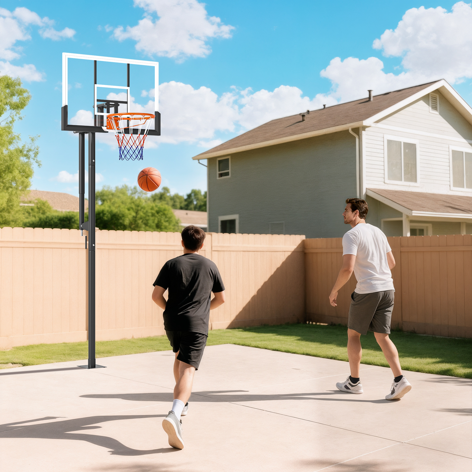 Dos niños juegan al baloncesto en un patio trasero con aro y casa.