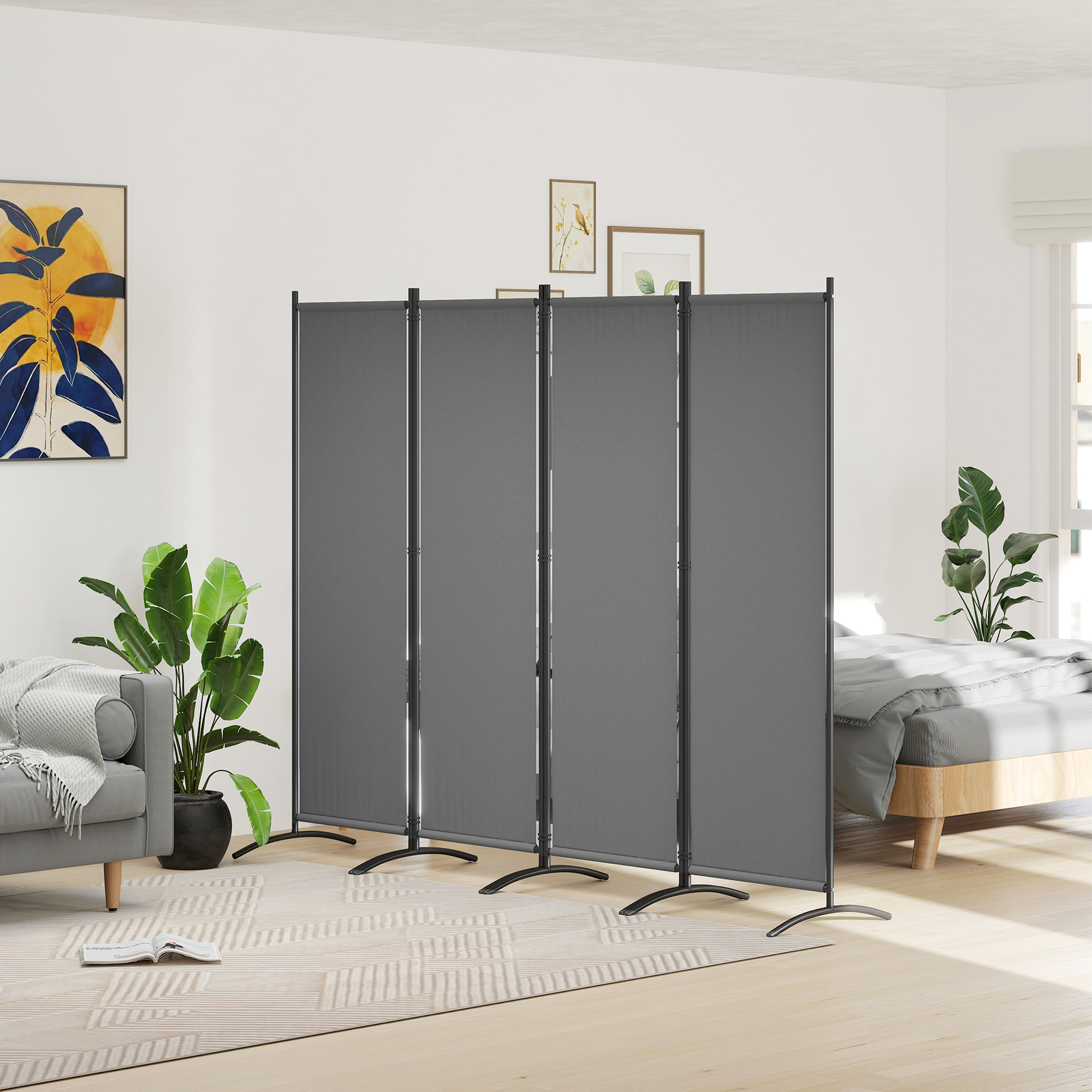 Un divisor de habitación gris de cuatro paneles se sitúa entre cama y sofá.