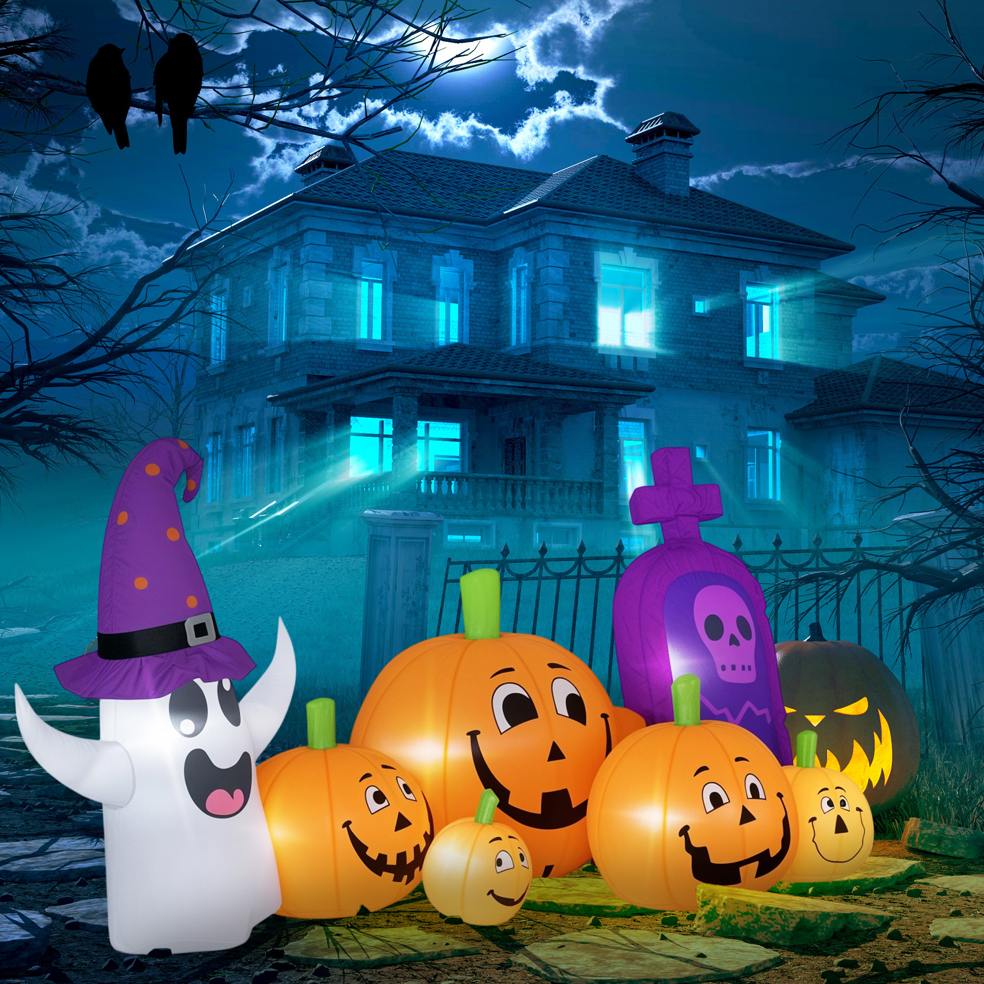 Fantasmas inflables, calabazas y lápida ante una casa embrujada de noche.