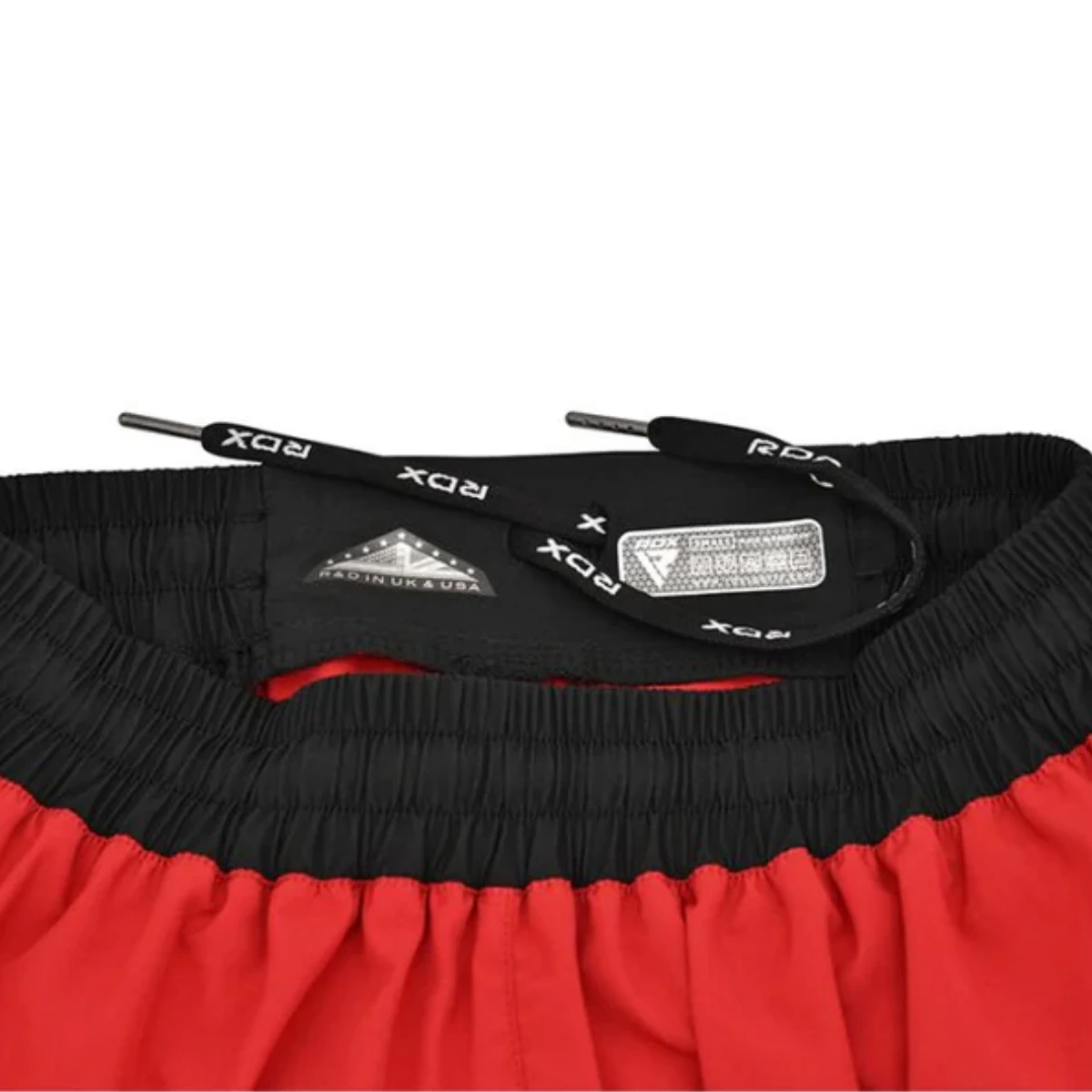 Short rouge avec ceinture noire et cordon, logo RDX.