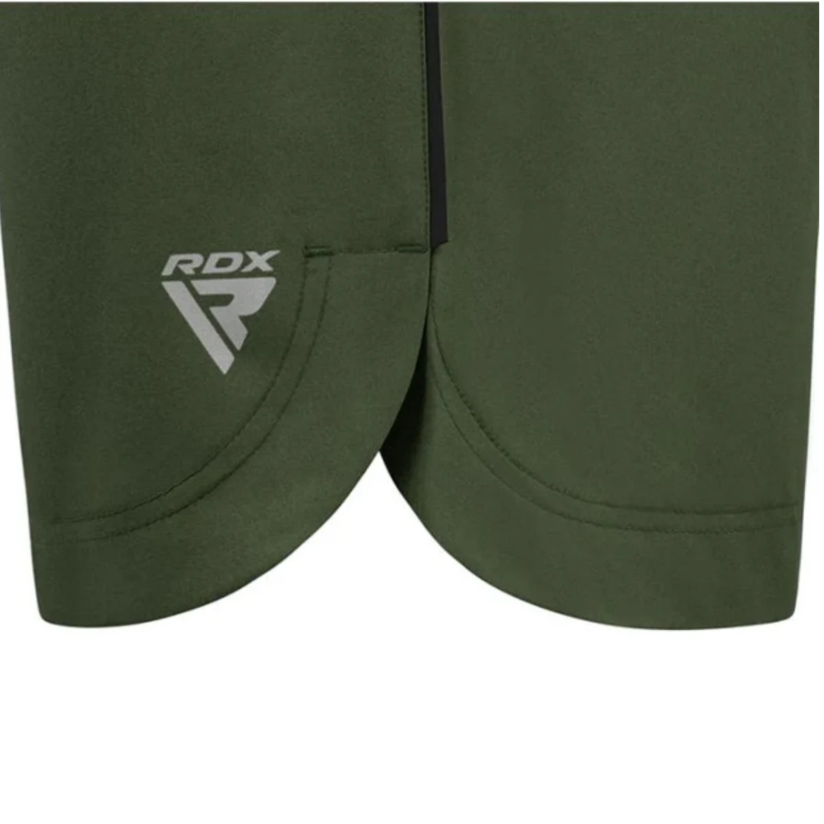 Short vert avec logo RDX et fente latérale.