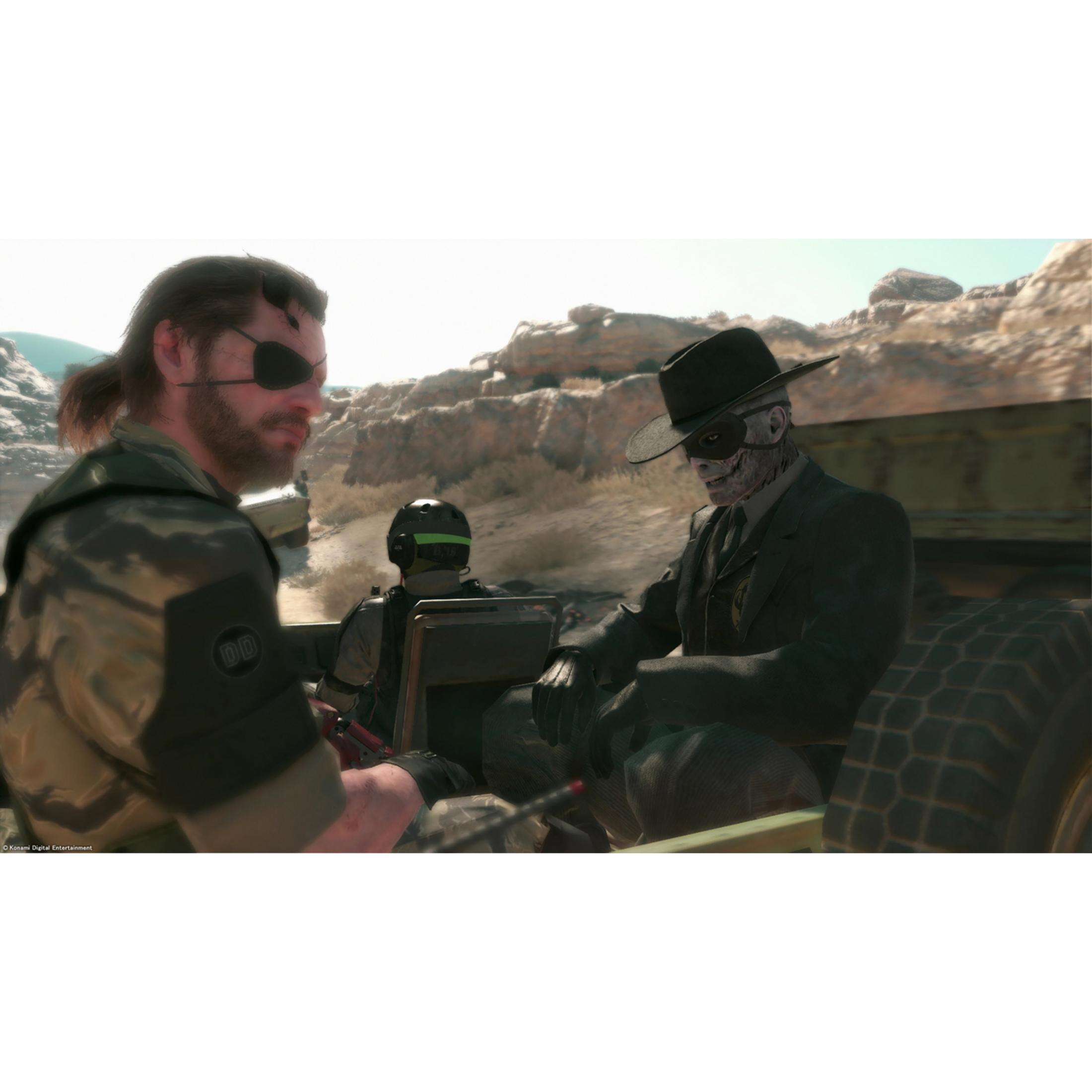 Due uomini in un veicolo in un paesaggio desertico. Uno indossa un cappello, l'altro un'uniforme mimetica.