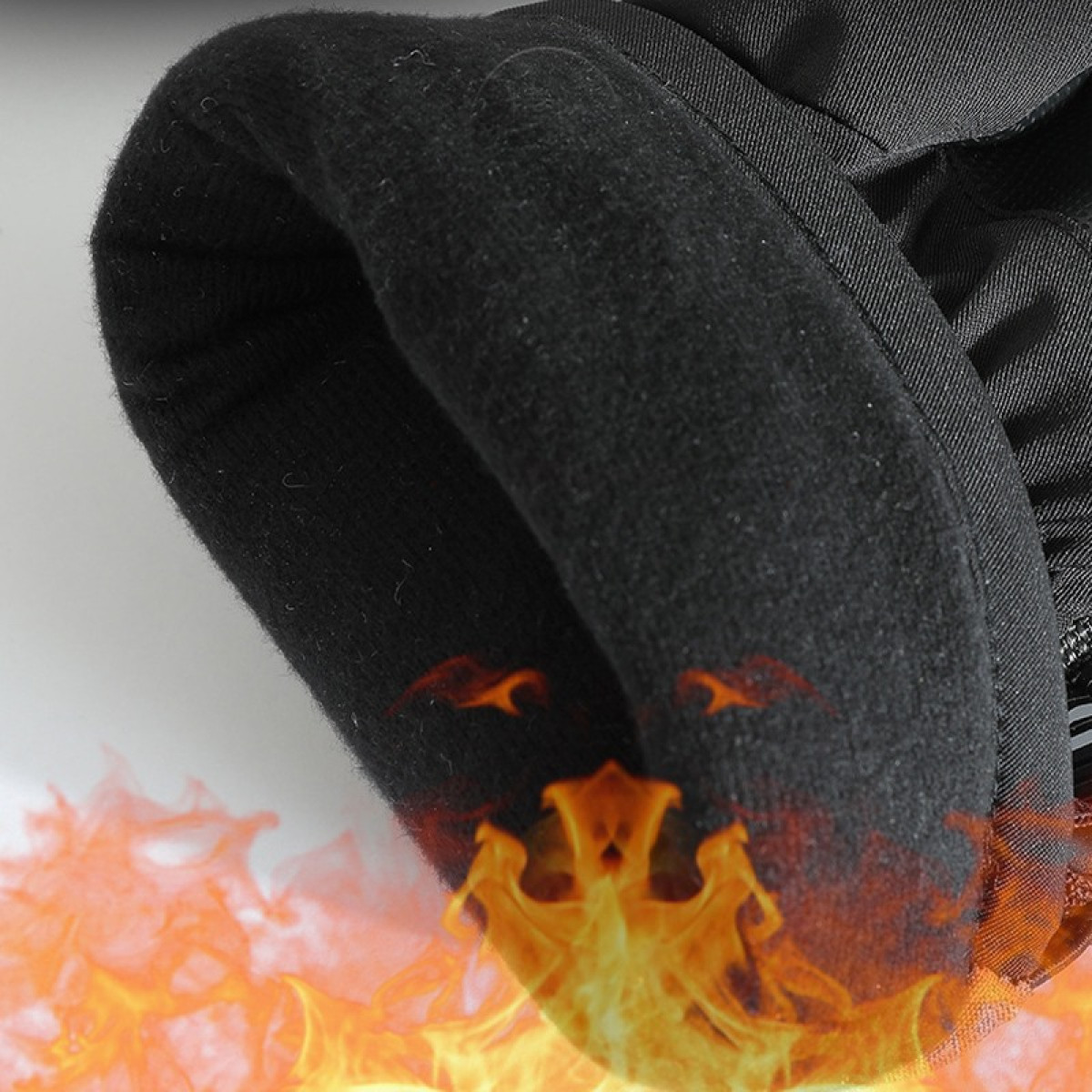Tessuto nero con effetto fiamme. Primo piano del materiale.