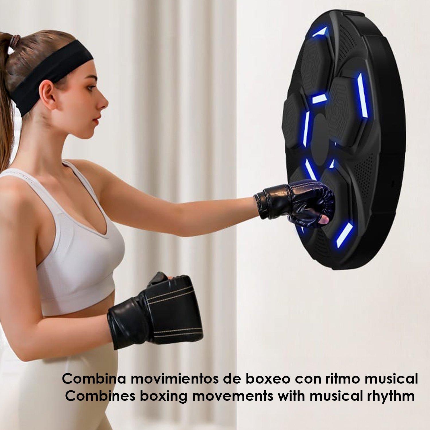 Una donna con guantoni da boxe si allena su un punch pad rotondo nero da parete con luci blu.