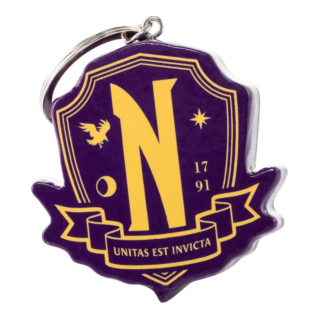 Fioletowy brelok z żółtym emblematem: 'N', ptak, księżyc, gwiazda, 17 91, wstążka.