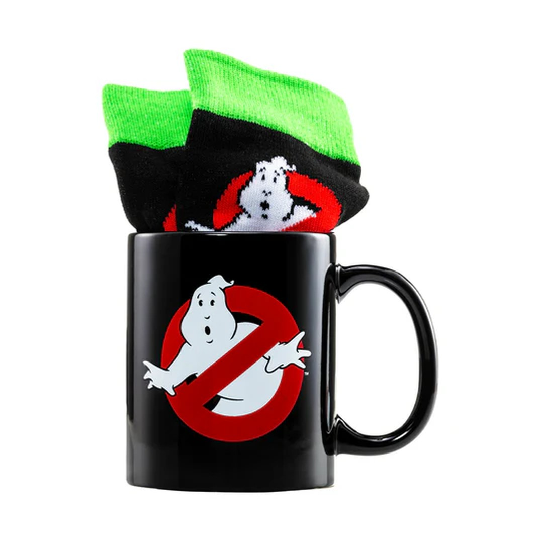 Czarny kubek z logo Ghostbusters i neonowo-zielone skarpetki z logo w środku.