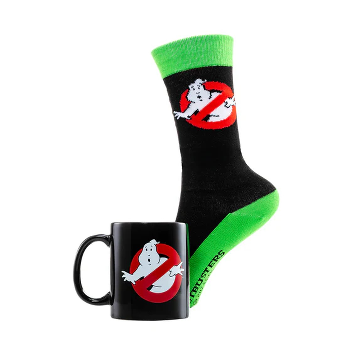 Czarny kubek i skarpetka z logo Ghostbusters, zielone ściągacze.