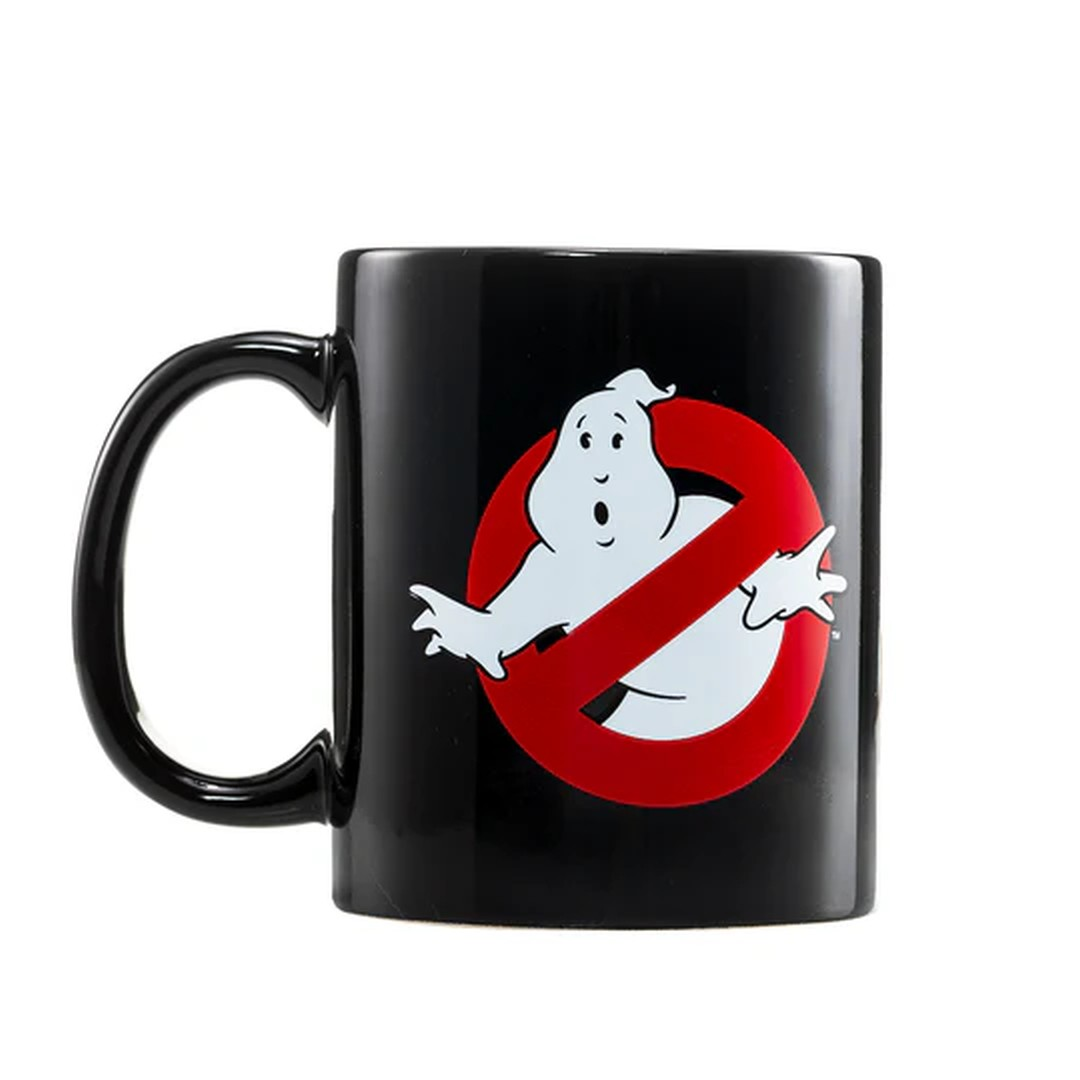 Czarny kubek z logo Ghostbusters. Duch w czerwonym okręgu ze przekreślonym symbolem.
