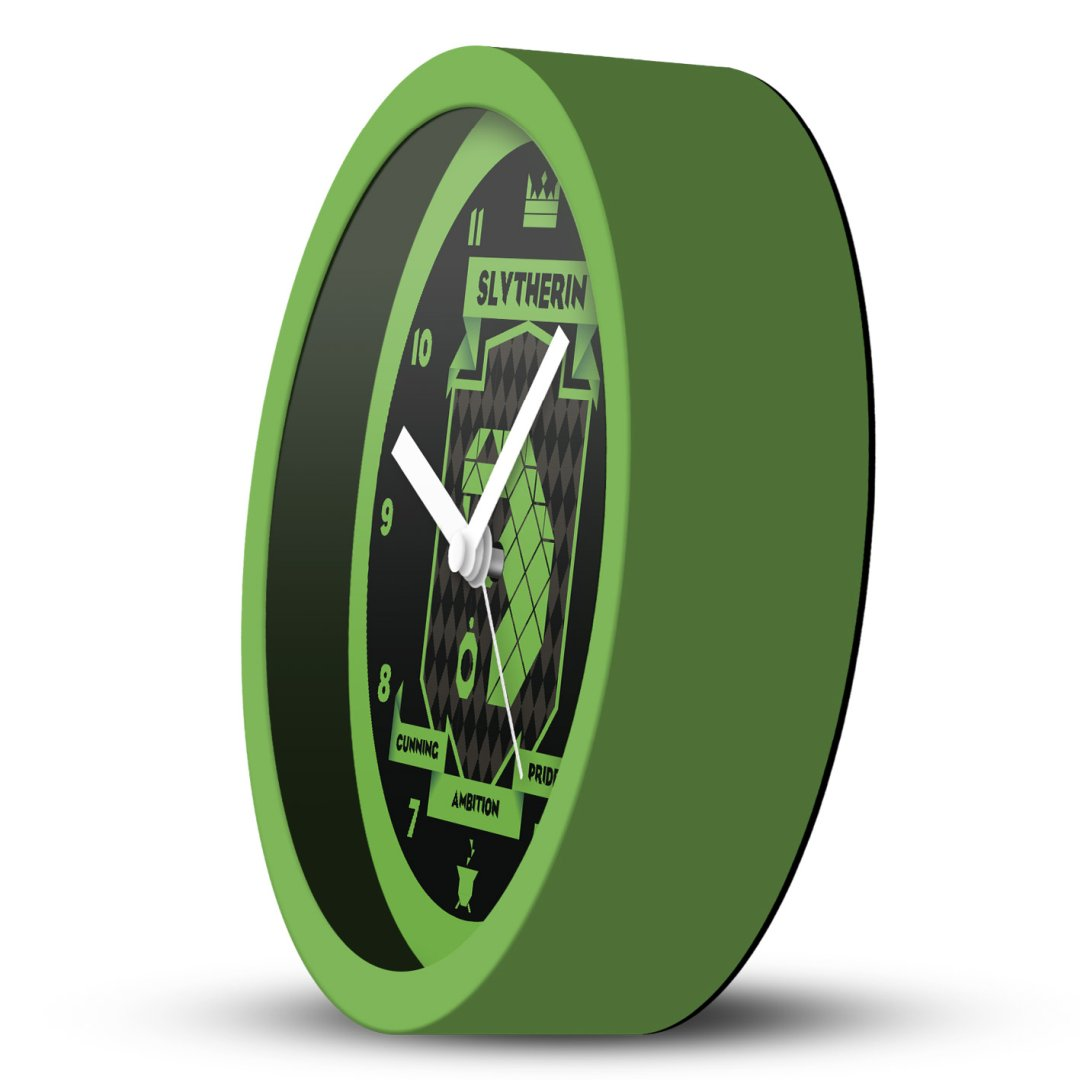 Un reloj de pared verde de Slytherin con un escudo y las palabras Cunning, Ambition, Pride.